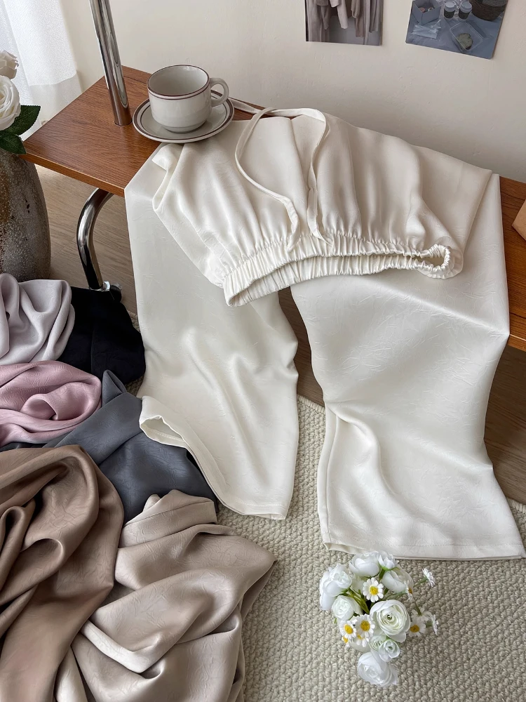 Женские атласные широкие брюки. Свободные текстурированные драпированные брюки с мятой отделкой, свободный крой с высокой талией, повседневная длина до пола.
Женские атласные широкие брюки. Свободные текстурированные драпированные брюки с мятой отделкой, свободный крой с высокой талией, повседневная длина до пола.