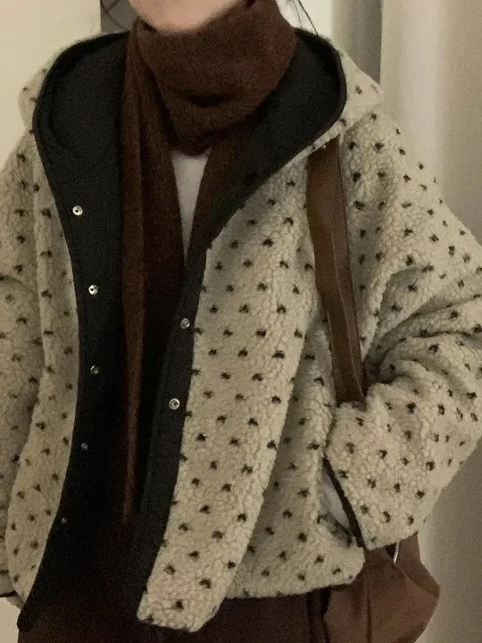 Зимняя двусторонняя одежда с капюшоном из овечьего меха, женская шикарная свободная универсальная дизайнерская верхняя одежда в Корейском стиле
Зимняя двусторонняя одежда с капюшоном из овечьего меха, женская шикарная свободная универсальная дизайнерская верхняя одежда в Корейском стиле