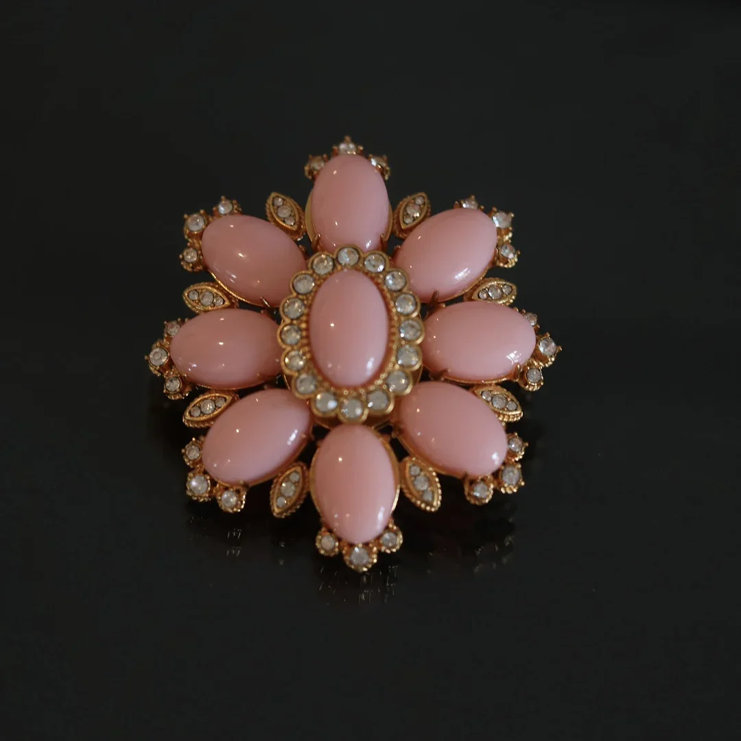 Autumn and Winter Fashion Luxury Inlaid Women's Brooch Jewelry Accessories
Autumn and Winter Fashion Luxury Inlaid Women's Brooch Jewelry Accessories
