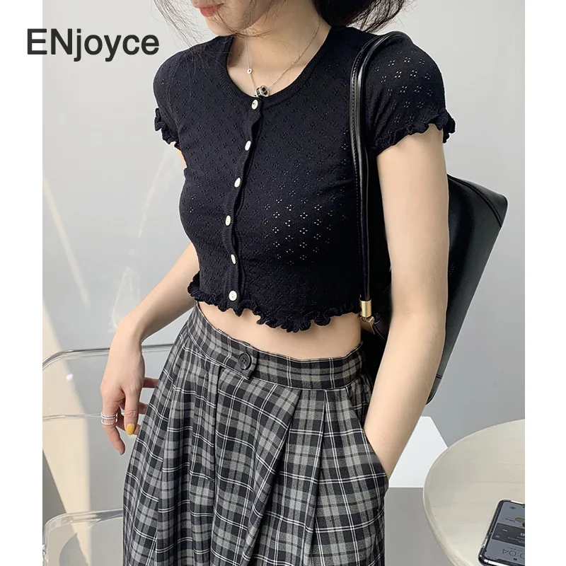 Vintage Black Short Sleeve Knitted T-shirt Women Pullovers Thin Sweater Korean Style Casual Slim Knit Tee Cropped Tops Summer
Vintage Black Short Sleeve Knitted T-shirt Women Pullovers Thin Sweater Korean Style Casual Slim Knit Tee Cropped Tops Summer