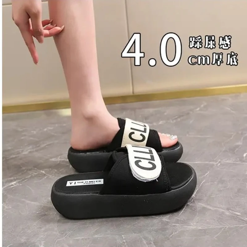 Ladies' comfortable and fashionable thick soled fashionable versatile one-piece women's slippers
Ladies' comfortable and fashionable thick soled fashionable versatile one-piece women's slippers