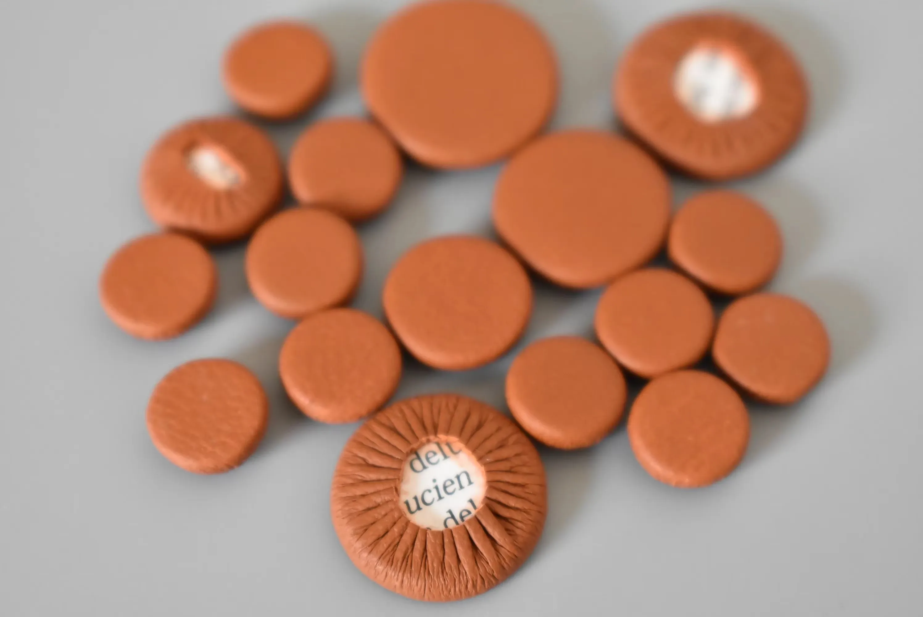 Premium Leather Clarinet Pads Professional Woodwind Instrument Repair Replacement Parts Airtight Musical Accessories
Premium Leather Clarinet Pads Professional Woodwind Instrument Repair Replacement Parts Airtight Musical Accessories