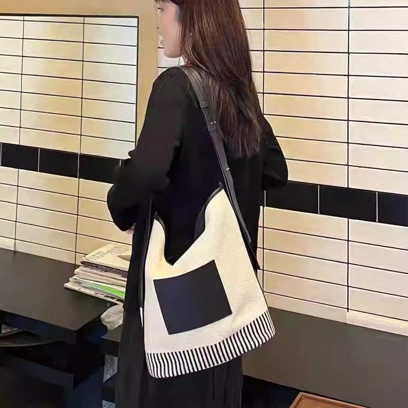 Women's Fashionable Summer 2025 New Large Capacity High-end Canva Spliced Lightweight Commuting Single Shoulder Bucket Bag
Women's Fashionable Summer 2025 New Large Capacity High-end Canva Spliced Lightweight Commuting Single Shoulder Bucket Bag