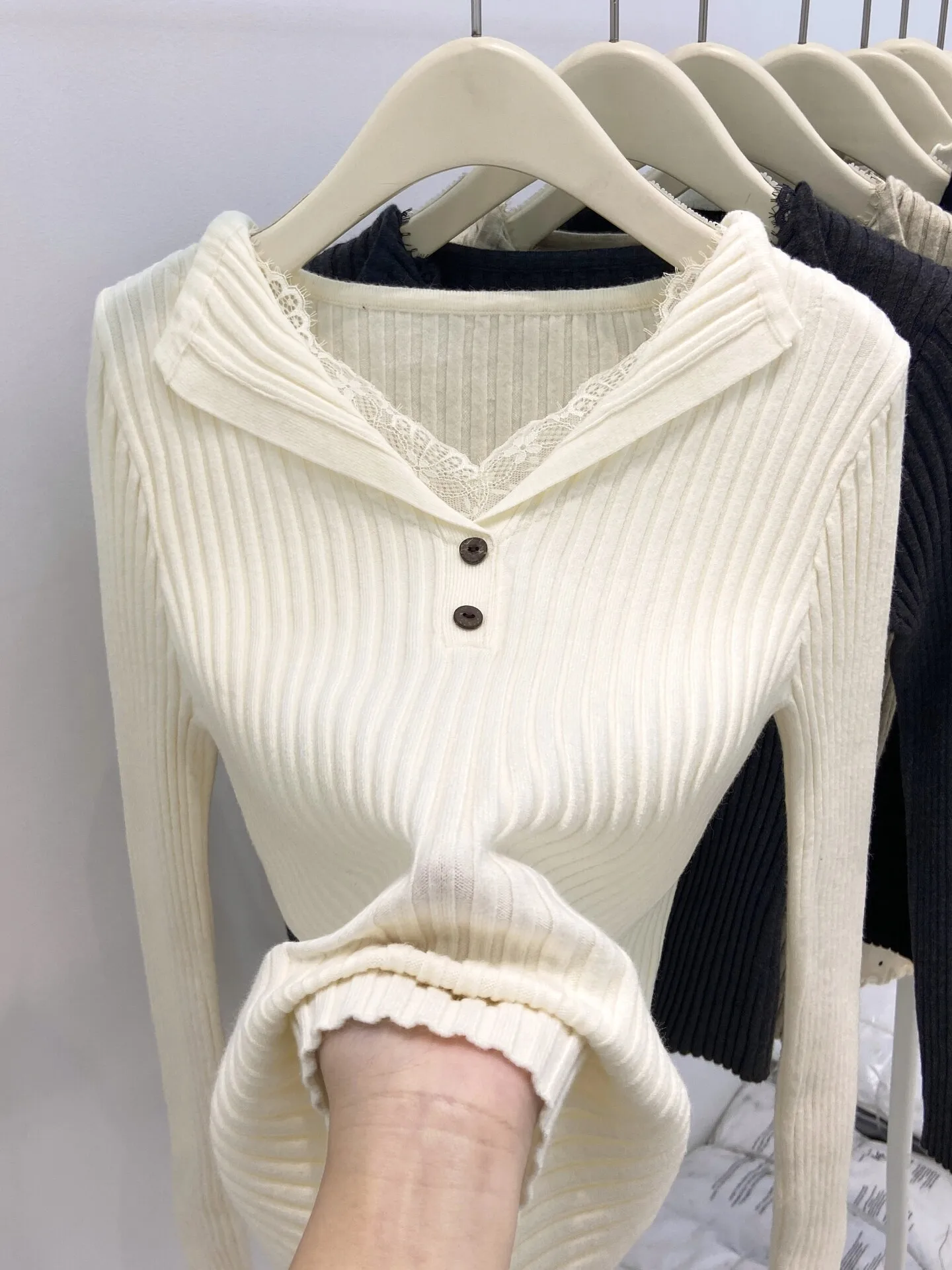 Модный женский трикотажный свитер с V-образным вырезом и кружевными вставками, на пуговицах, с длинным рукавом, весна-осень, корейский стиль, приталенный крой
Модный женский трикотажный свитер с V-образным вырезом и кружевными вставками, на пуговицах, с длинным рукавом, весна-осень, корейский стиль, приталенный крой