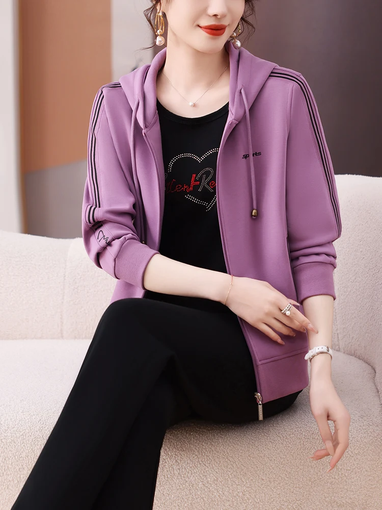 Спортивный костюм для женщин среднего возраста: осенний модный комплект из топа и брюк на молнии, трендовый образ
Спортивный костюм для женщин среднего возраста: осенний модный комплект из топа и брюк на молнии, трендовый образ