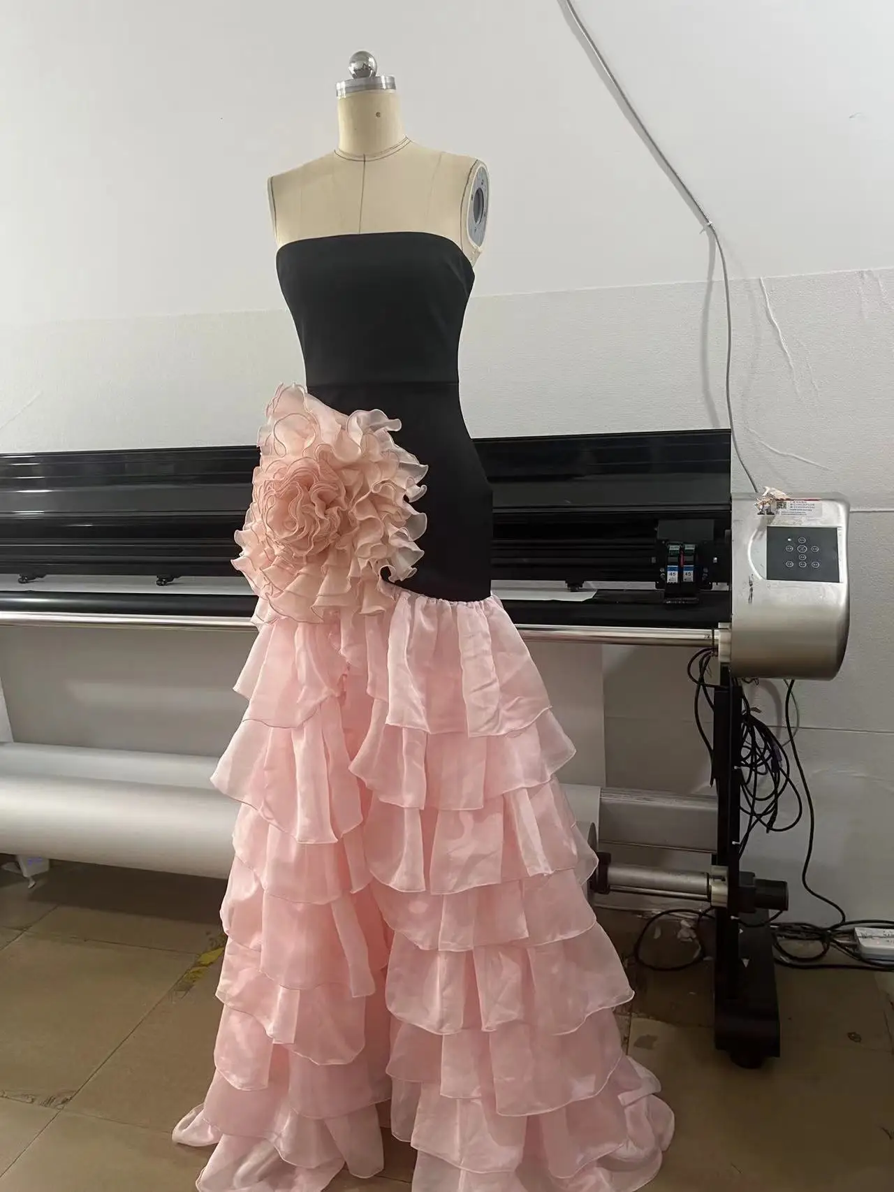 Women’s Black and Pink Strapless Bodycon 3D Floral Ruffled Tulle Asymmetric Hem Formal Evening Gown
Women’s Black and Pink Strapless Bodycon 3D Floral Ruffled Tulle Asymmetric Hem Formal Evening Gown