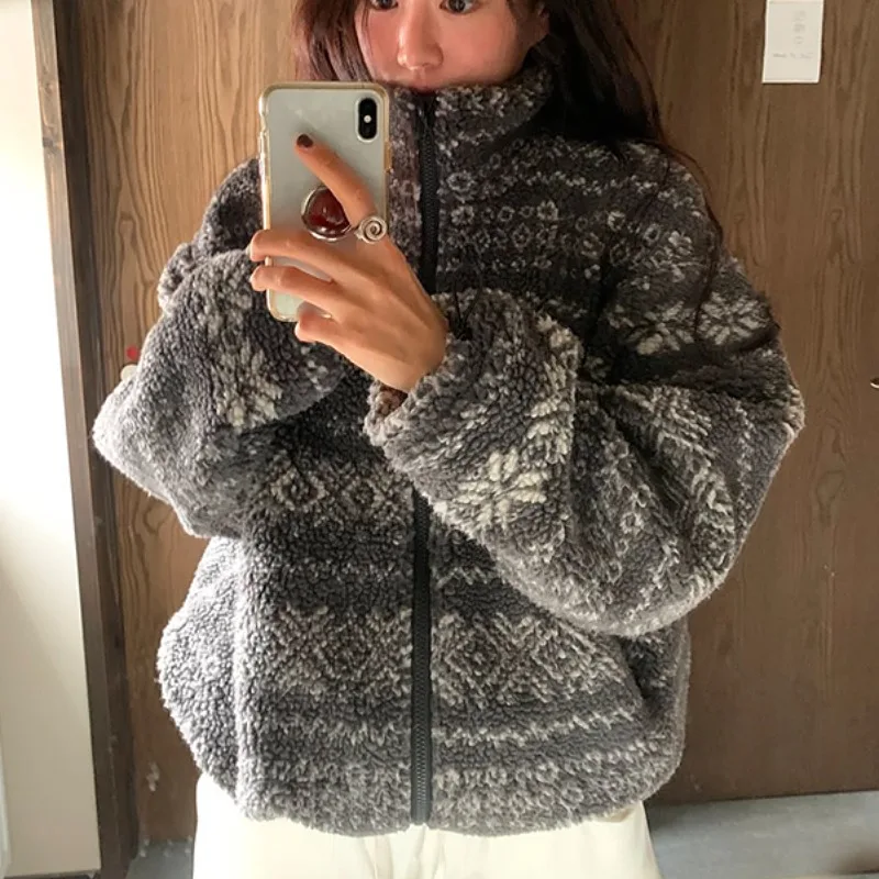 Шикарное осенне-зимнее пальто с мехом ягненка, женское пальто с воротником на молнии в стиле ретро, верхняя одежда Sli Agel ort для женщин
Шикарное осенне-зимнее пальто с мехом ягненка, женское пальто с воротником на молнии в стиле ретро, верхняя одежда Sli Agel ort для женщин