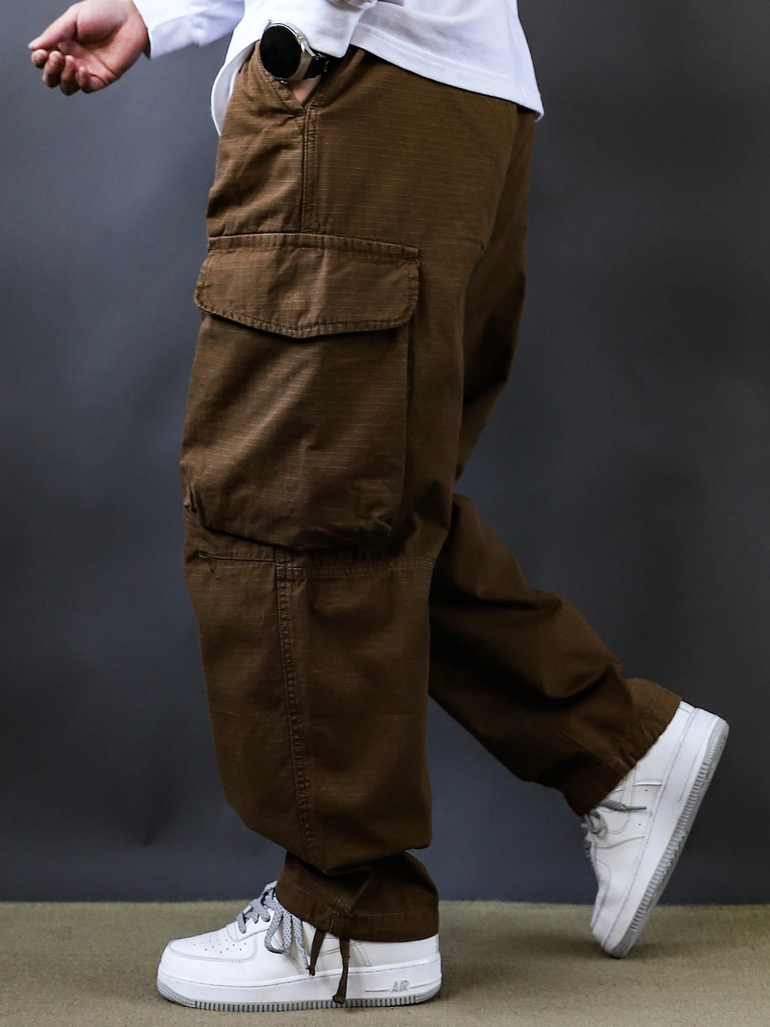 Американские ретро-брюки для мужчин на весну-осень, универсальные, свободного кроя, повседневные, с множеством карманов, в стиле рабочей одежды, мешковатые, с широкими штанинами
Американские ретро-брюки для мужчин на весну-осень, универсальные, свободного кроя, повседневные, с множеством карманов, в стиле рабочей одежды, мешковатые, с широкими штанинами