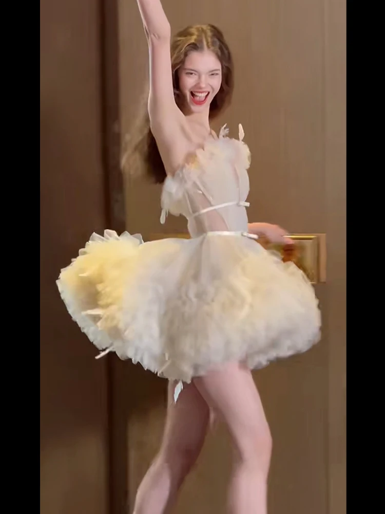 Simple ort Bridal Morning Robe with Strapl Design Ele Outgoing Net Dr for Small Brides Sweet Sle Spring Collection
Simple ort Bridal Morning Robe with Strapl Design Ele Outgoing Net Dr for Small Brides Sweet Sle Spring Collection