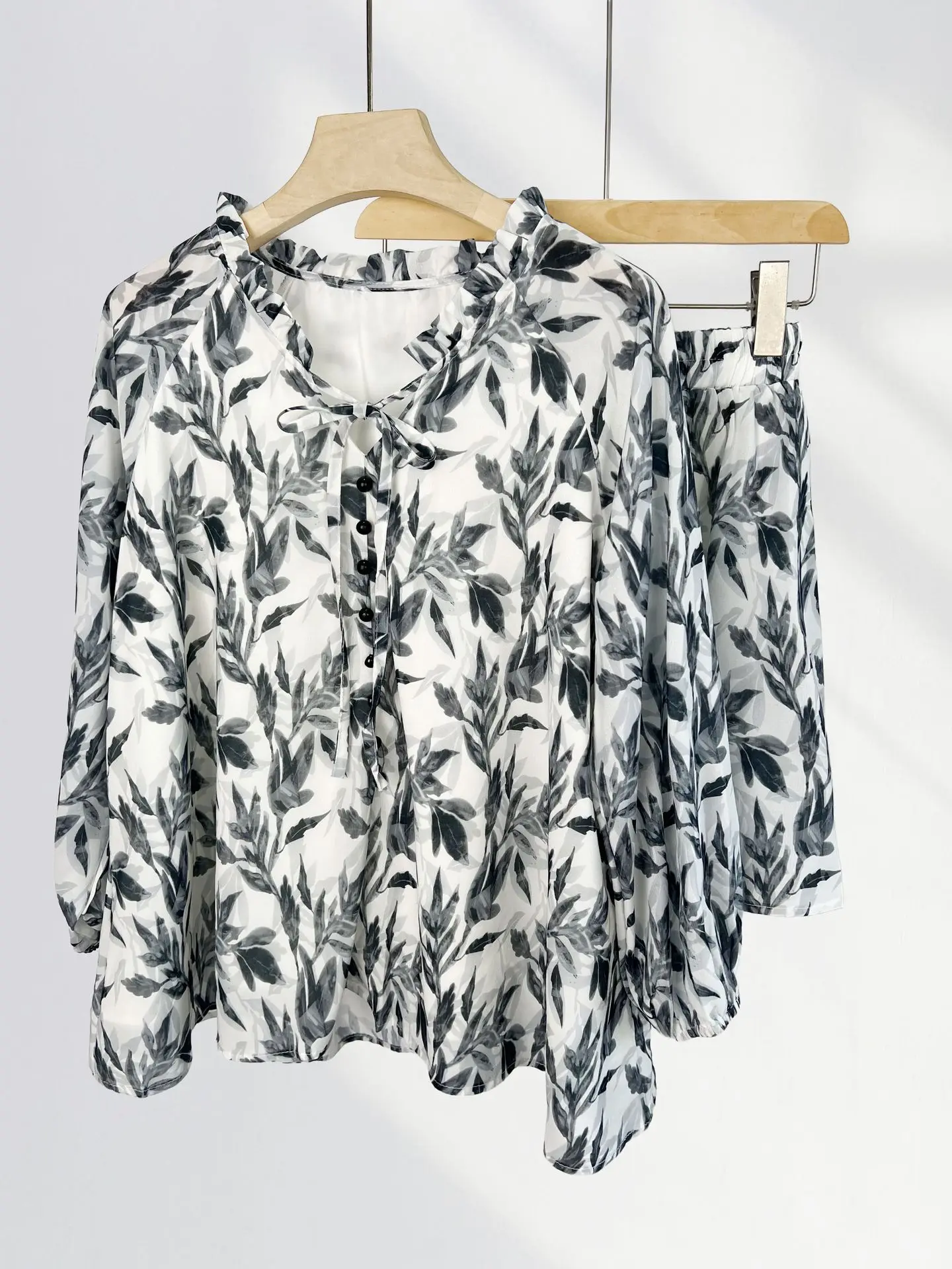 Women's Chiffon Print Shorts Matching Set Summer French Fashion Loose Single Breasted Ruffle Edge Shirt A-line Shorts 2 Pcs Suit
Women's Chiffon Print Shorts Matching Set Summer French Fashion Loose Single Breasted Ruffle Edge Shirt A-line Shorts 2 Pcs Suit