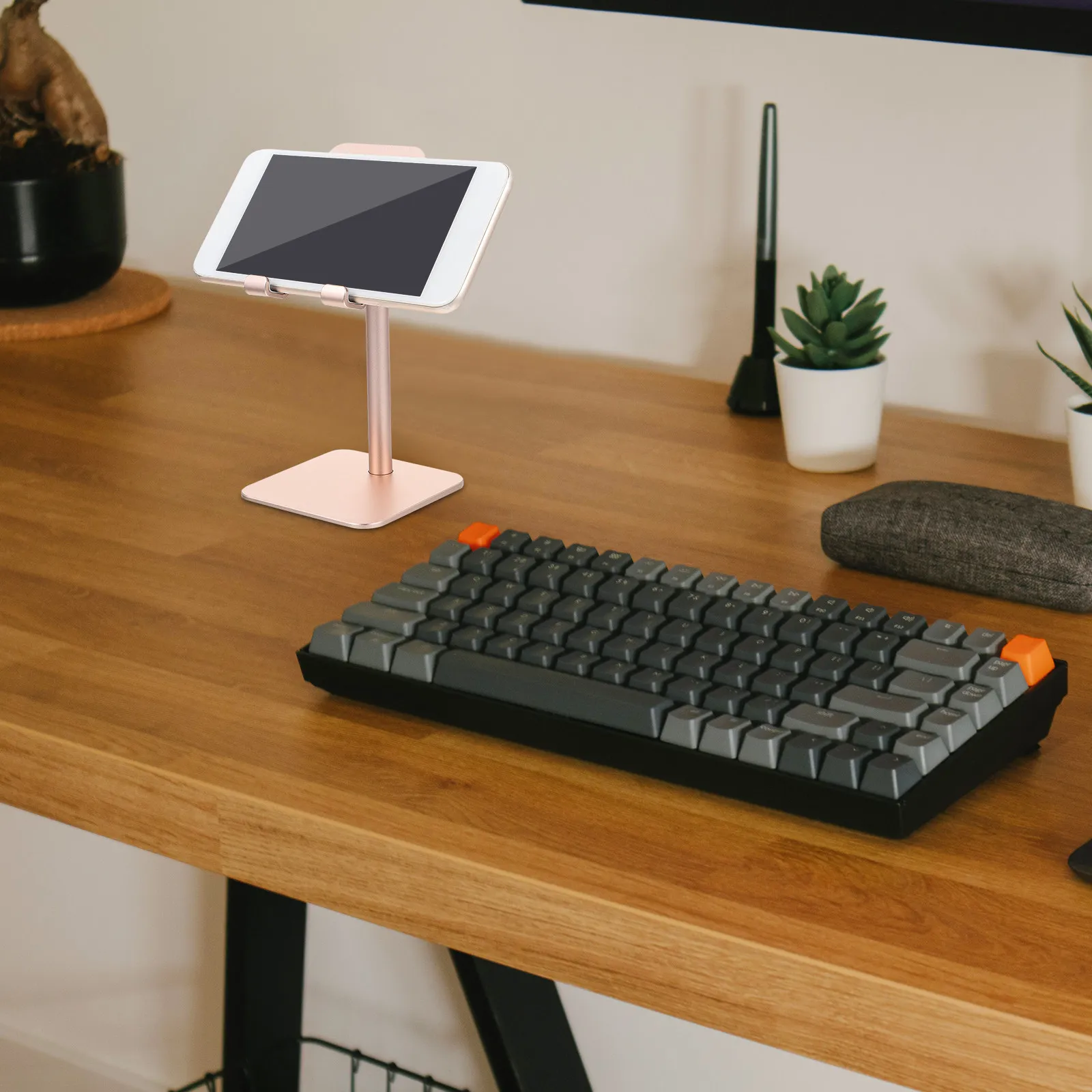 Adjustable Desktop Phone Holder Stable Anti-Slip Alloy Support Stand for Tablet Pc Mobile Phone Placement Watching Videos Live
Adjustable Desktop Phone Holder Stable Anti-Slip Alloy Support Stand for Tablet Pc Mobile Phone Placement Watching Videos Live