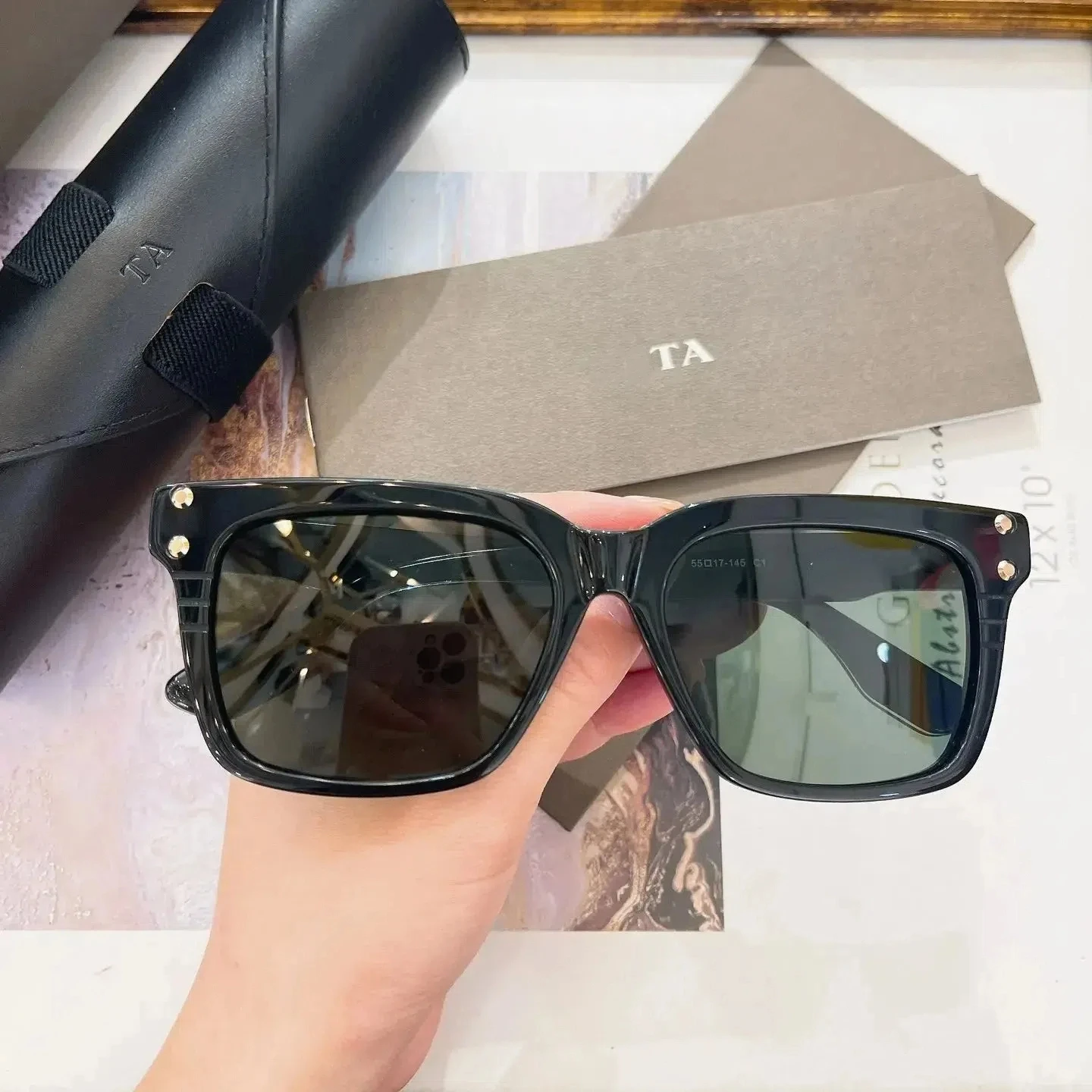 Authentic For DIYTA DT DTS454 Dark Green Lenses Men Women Sun Glasses Black Acetate Frame Trendy Male Couple Eyewear With Box
Authentic For DIYTA DT DTS454 Dark Green Lenses Men Women Sun Glasses Black Acetate Frame Trendy Male Couple Eyewear With Box