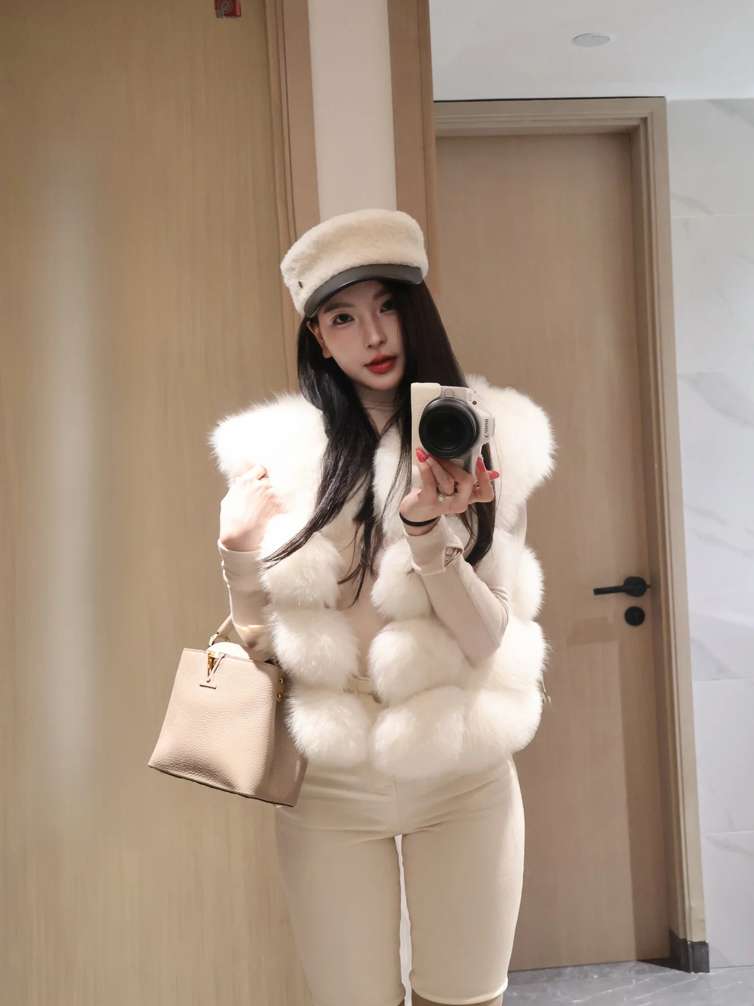 Женский жилет из искусственного меха, осенне-зимняя теплая верхняя одежда, пушистый, в стиле Cisas, повседневный, короткий, без рукавов
Женский жилет из искусственного меха, осенне-зимняя теплая верхняя одежда, пушистый, в стиле Cisas, повседневный, короткий, без рукавов