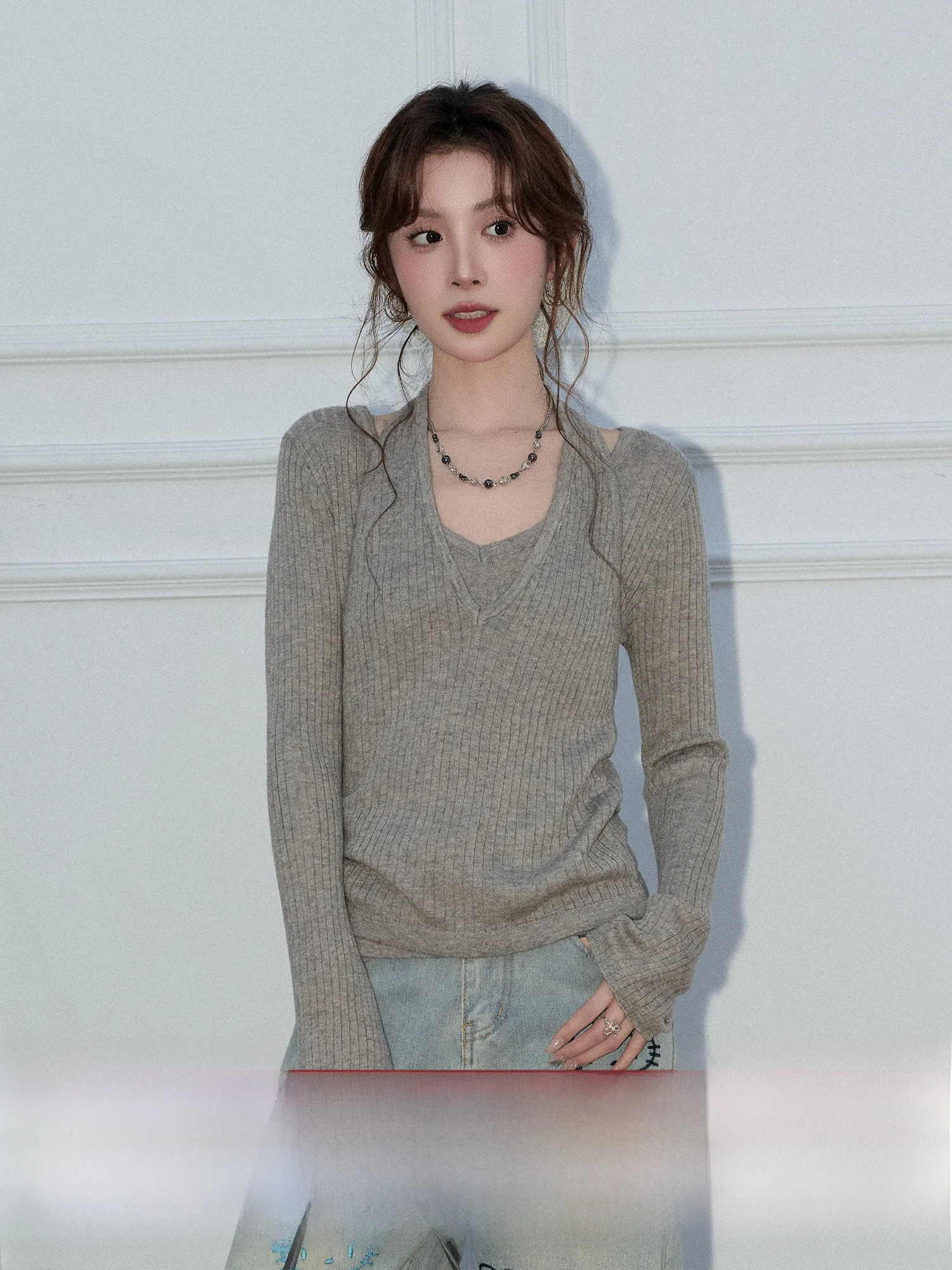 Мягкий трикотажный топ с длинным рукавом и V-образным вырезом для женщин, облегающий, базовый, модный, универсальный, для повседневной носки, весенний сезон
Мягкий трикотажный топ с длинным рукавом и V-образным вырезом для женщин, облегающий, базовый, модный, универсальный, для повседневной носки, весенний сезон