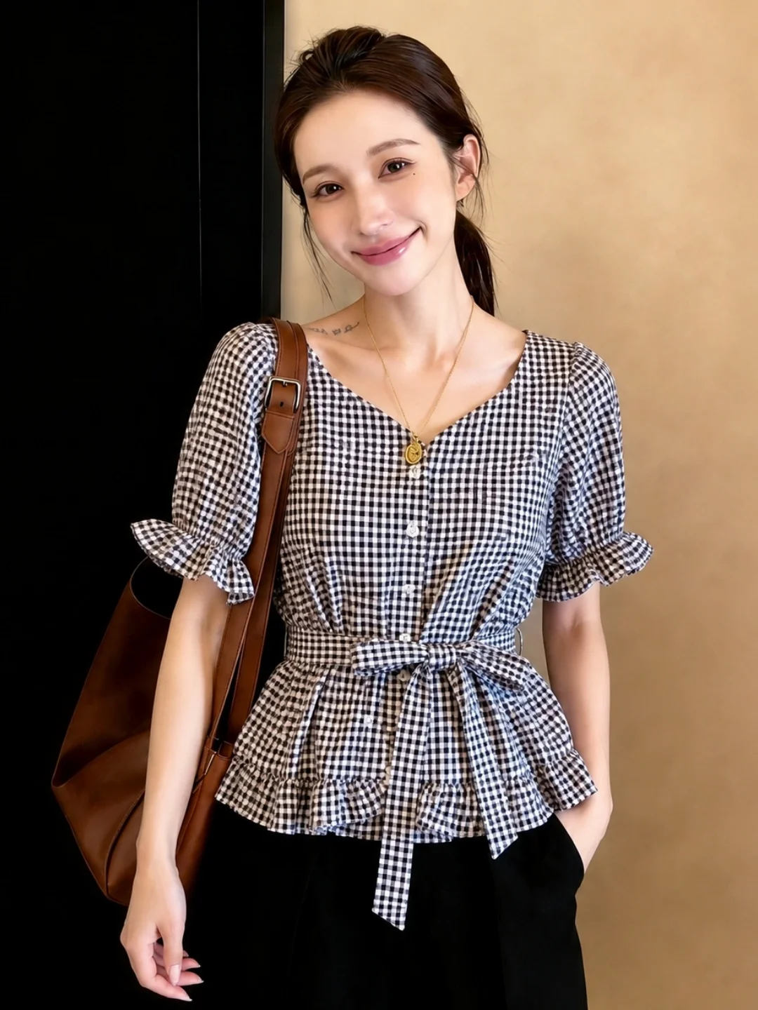Retro Plaid V-Neck Bubble Sleeve Shirt Summer Waist-Cinching Belt Design Elegant Top Korean Style Loose Fit Short Sleeve
Retro Plaid V-Neck Bubble Sleeve Shirt Summer Waist-Cinching Belt Design Elegant Top Korean Style Loose Fit Short Sleeve