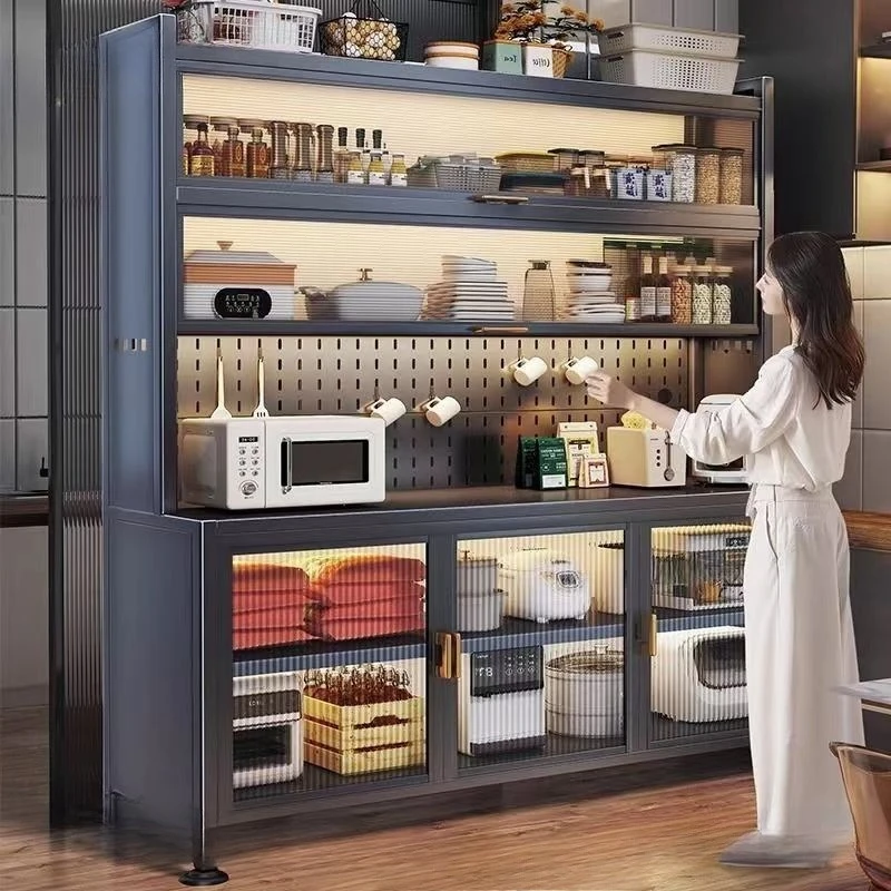 Кухонные закрытые полки, удлиненные многослойные боковые шкафы из кованого железа от пола до потолка.
Кухонные закрытые полки, удлиненные многослойные боковые шкафы из кованого железа от пола до потолка.