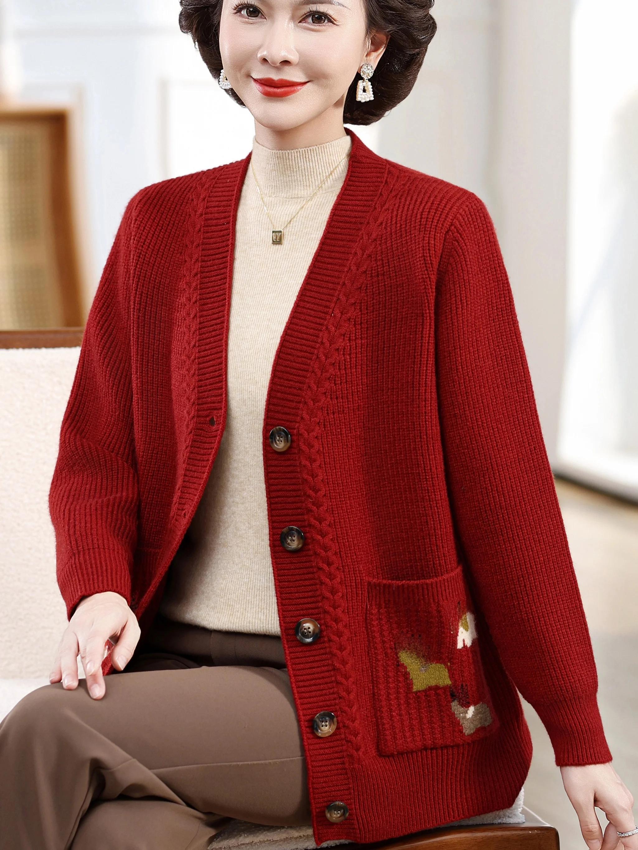 Ele V-Ne Knitted Open Cardigan Sweater for Middle-Aged And ly Women Loose Stitched Faionable Top with kets
Ele V-Ne Knitted Open Cardigan Sweater for Middle-Aged And ly Women Loose Stitched Faionable Top with kets