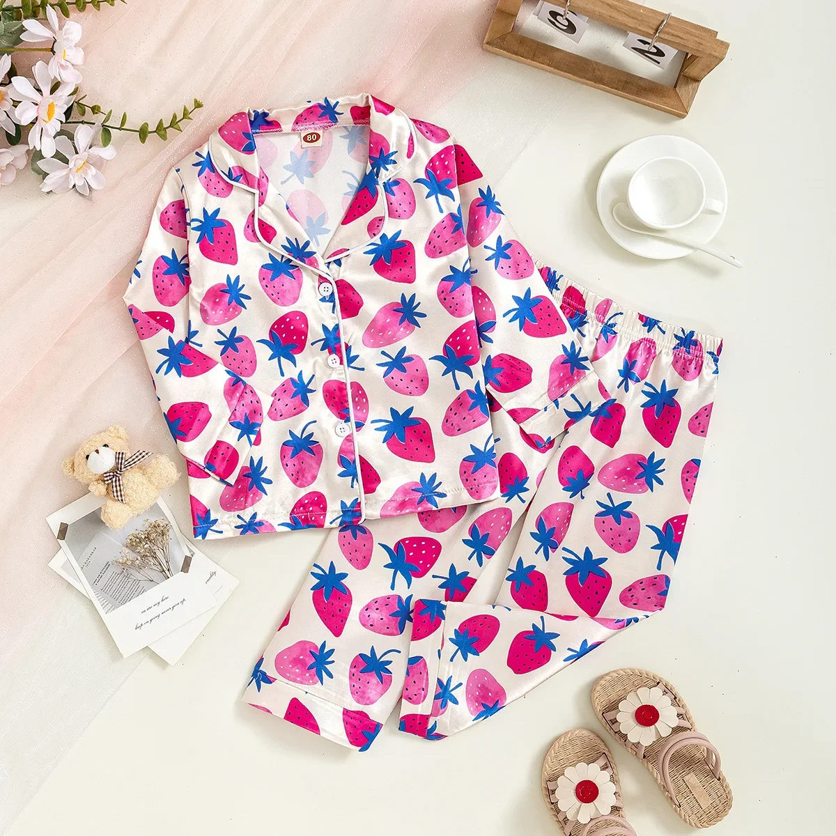 Children's Spring Comfortable Pajamas Set Girls Cartoon Strawberry Print Long Sleeve Lapel Sleepwear Baby Girl Loose Loungewear
Children's Spring Comfortable Pajamas Set Girls Cartoon Strawberry Print Long Sleeve Lapel Sleepwear Baby Girl Loose Loungewear
