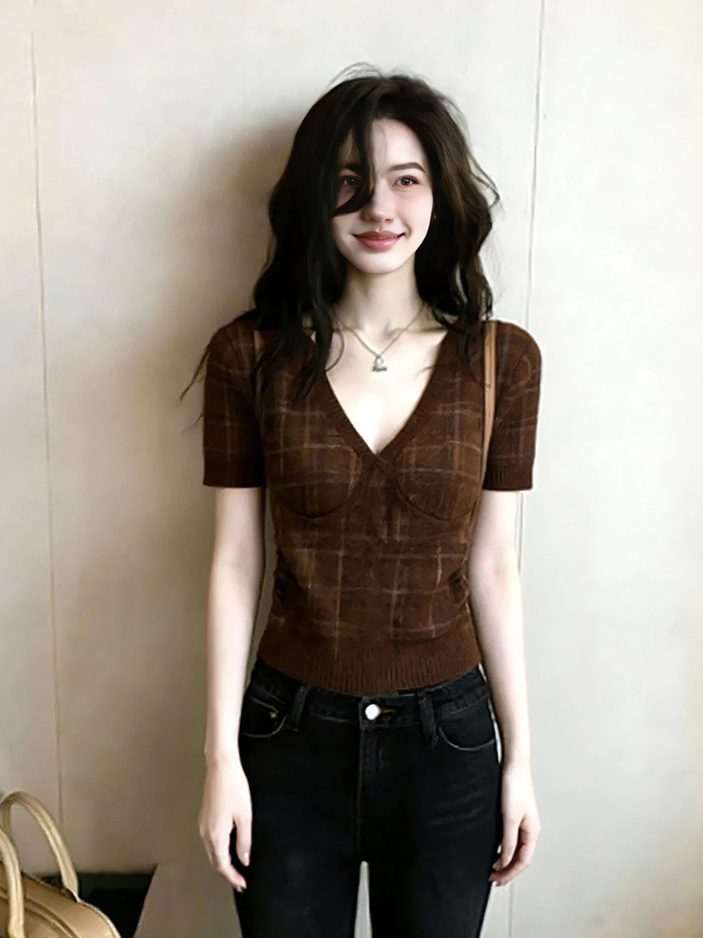 Slim Fit Knitted Short Sleeve V-Neck T-Shirt Elegant Korean Style Spring Fashionable Casual Wear for Young Women
Slim Fit Knitted Short Sleeve V-Neck T-Shirt Elegant Korean Style Spring Fashionable Casual Wear for Young Women