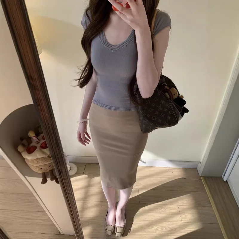 2026 New Summer Women Elegant Commuter Two Piece Set Shoulder Design V Neck Knit Top Bodycon Midi Skirt Slim Casual Dress Outfit
2026 New Summer Women Elegant Commuter Two Piece Set Shoulder Design V Neck Knit Top Bodycon Midi Skirt Slim Casual Dress Outfit