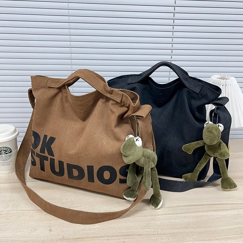 Large Capacity Shoulder Bag Men Women GreenFrog Pendant Morandi Color Vintage Canvas Messenger Bag Casual HandbagTote Hobo Purse
Large Capacity Shoulder Bag Men Women GreenFrog Pendant Morandi Color Vintage Canvas Messenger Bag Casual HandbagTote Hobo Purse
