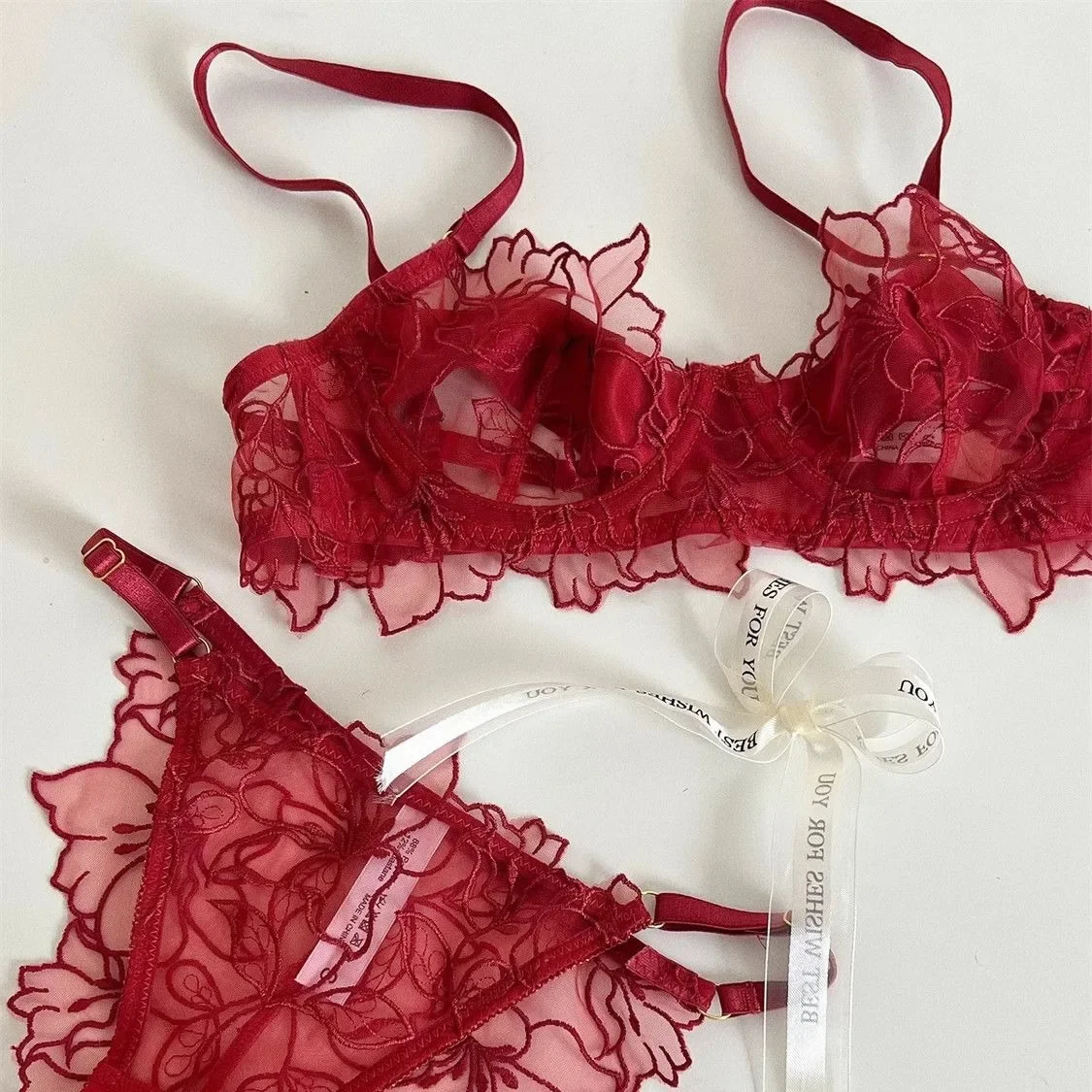 Комплект сексуального белья с регулируемой поддержкой, кружевом, сеткой и вырезами, с бретелями-тесьем и стальными кольцами, бюстгальтер и трусики
Комплект сексуального белья с регулируемой поддержкой, кружевом, сеткой и вырезами, с бретелями-тесьем и стальными кольцами, бюстгальтер и трусики