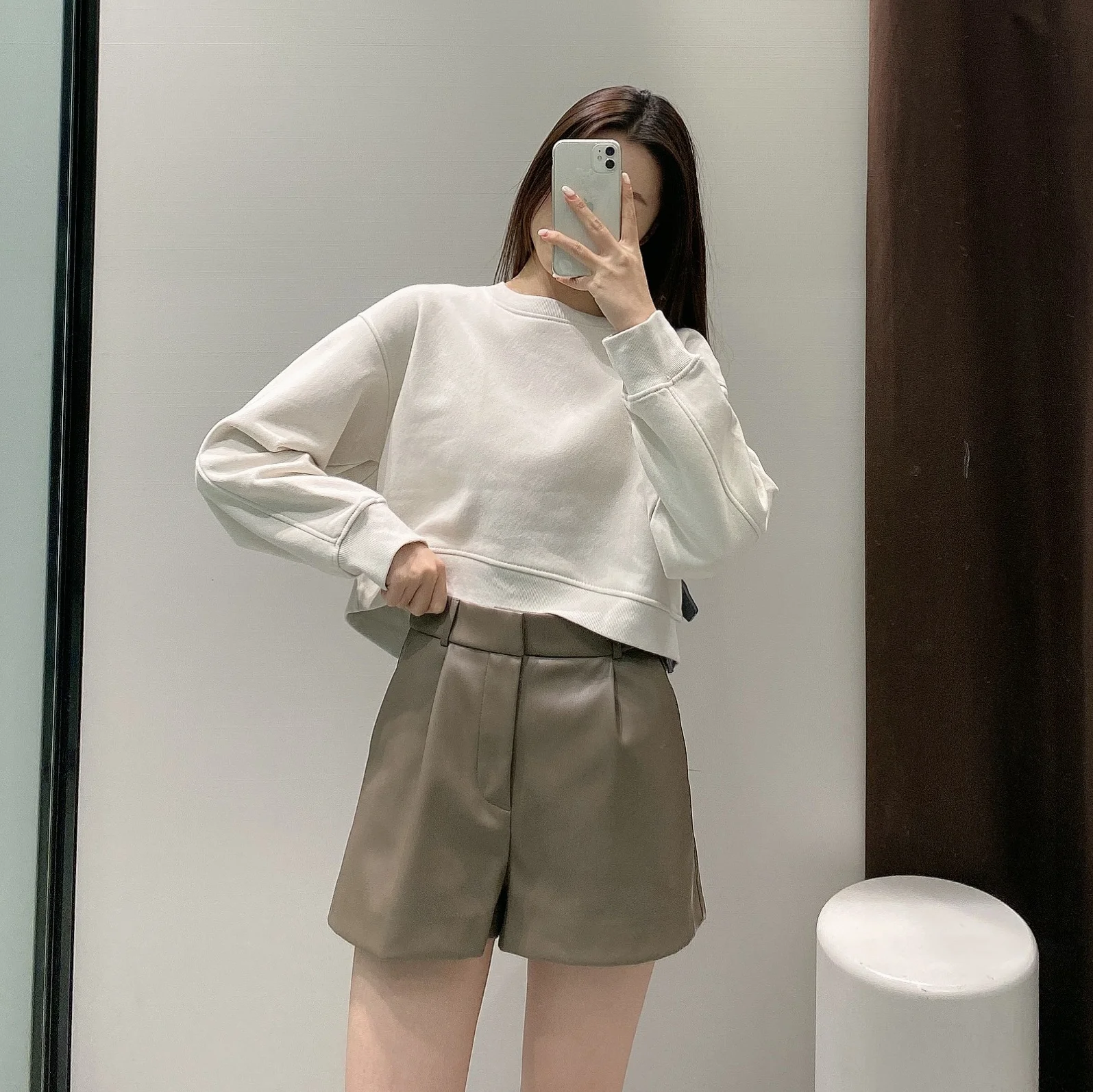 Широкие брюки с высокой талией из искусственной кожи, универсальные, в уличном стиле, осенне-зимние, новинка, женские повседневные брюки
Широкие брюки с высокой талией из искусственной кожи, универсальные, в уличном стиле, осенне-зимние, новинка, женские повседневные брюки