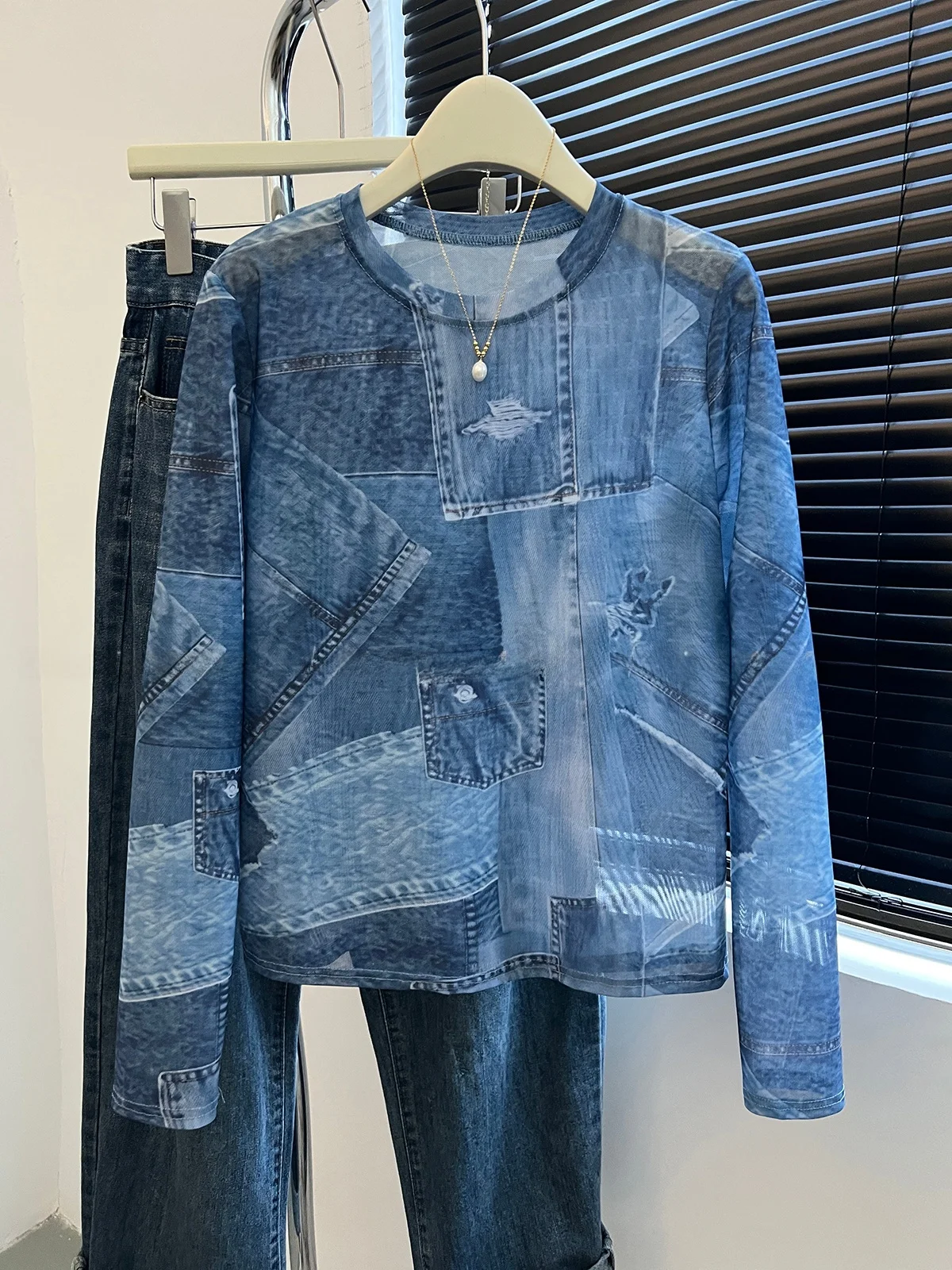 Blue Print Long Sleeve T-Shirt Women's Early Spring New Fashionable Sun Protection Cover up Korean Style Straight Cut Silk
Blue Print Long Sleeve T-Shirt Women's Early Spring New Fashionable Sun Protection Cover up Korean Style Straight Cut Silk