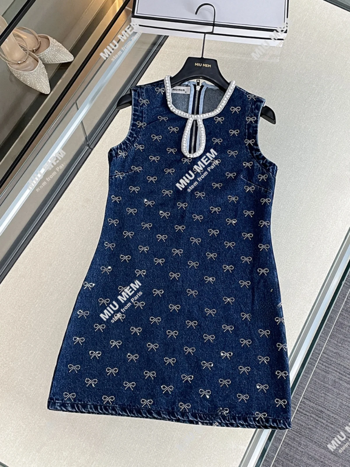Elegant Summer Denim Dress with Knot And Sequins High Waist A-Line Silhouette Commute Style Polyester Fiber Short S...
Elegant Summer Denim Dress with Knot And Sequins High Waist A-Line Silhouette Commute Style Polyester Fiber Short S...