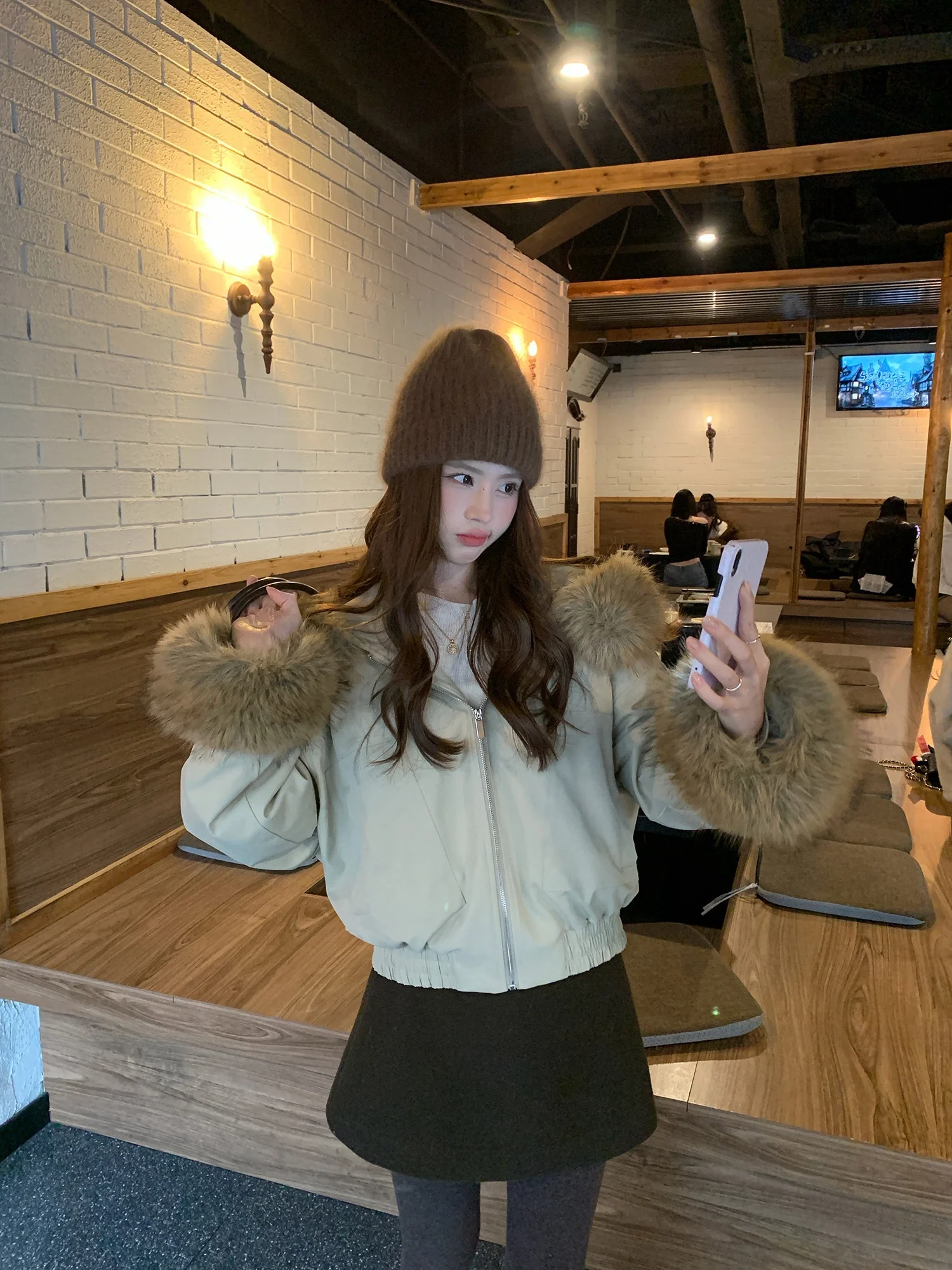 Loose Fit Duck down Jacket with Detachable Fur Collar Casual Style 90% White Duck Feather Warmth Long Sleeve Zipper Closure
Loose Fit Duck down Jacket with Detachable Fur Collar Casual Style 90% White Duck Feather Warmth Long Sleeve Zipper Closure