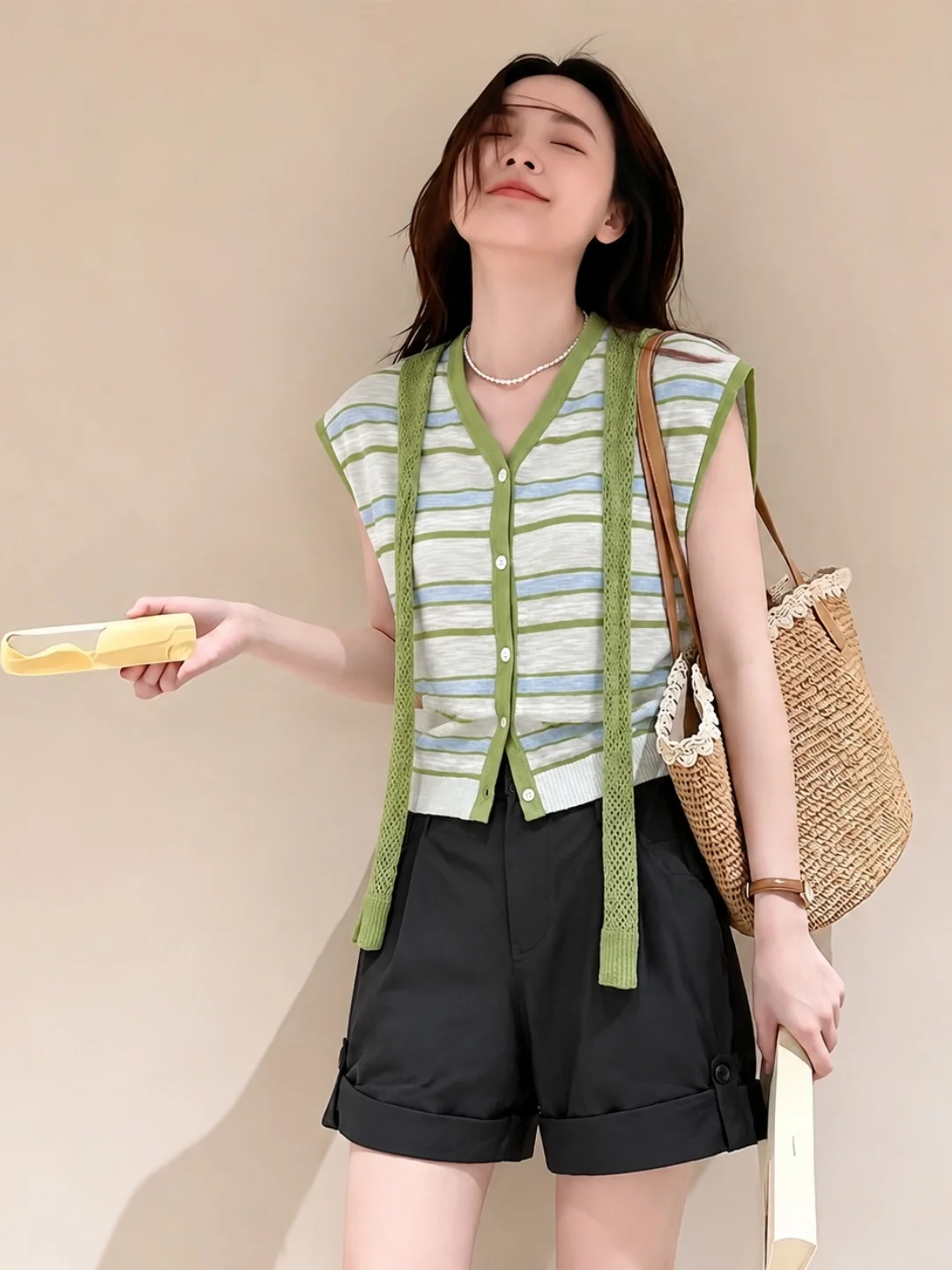 Korean Style Color Block V-Neck Ice Silk Knitted Top Short Sleeve Soft Women's Summer New Arrival Straight Cut Silk Shirt
Korean Style Color Block V-Neck Ice Silk Knitted Top Short Sleeve Soft Women's Summer New Arrival Straight Cut Silk Shirt