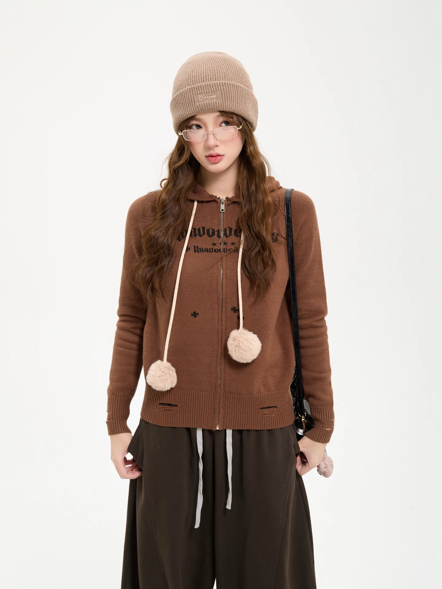 7KEEWEN Осенне-зимний кардиган в американском ретро-стиле, приталенный, с буквенным принтом, с отверстиями, на шнурке, с меховым капюшоном, без застежки
7KEEWEN Осенне-зимний кардиган в американском ретро-стиле, приталенный, с буквенным принтом, с отверстиями, на шнурке, с меховым капюшоном, без застежки