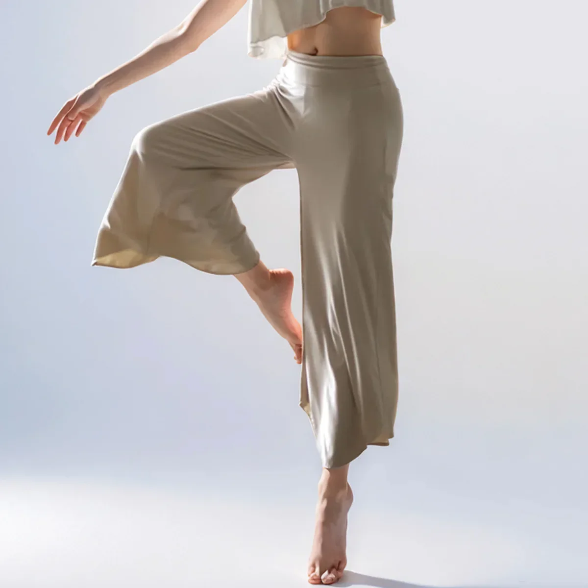 Женские летние легкие дышащие брюки для йоги с высокой талией, свободного кроя, мягкие и эластичные, для тренировок
Женские летние легкие дышащие брюки для йоги с высокой талией, свободного кроя, мягкие и эластичные, для тренировок