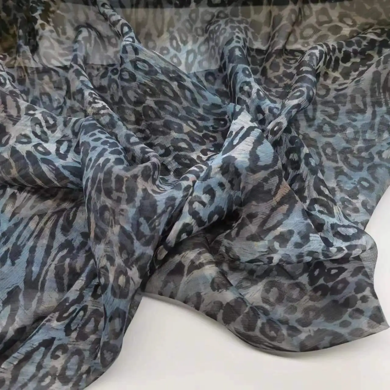 Fashion Animal Print Thin 100% Silk Crepe Fabric Leopard Georgette Breathable Sewing Scarf Material
Fashion Animal Print Thin 100% Silk Crepe Fabric Leopard Georgette Breathable Sewing Scarf Material