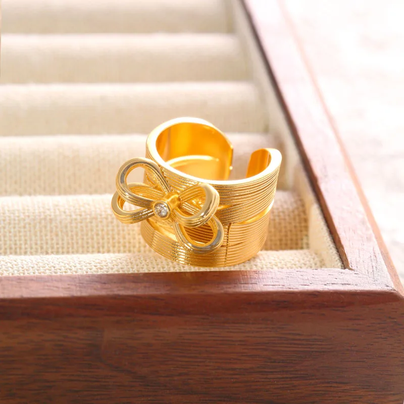A ring of simple style with bow decoration and adjustable opening is trendy and versatile, suitable for all occasions.
A ring of simple style with bow decoration and adjustable opening is trendy and versatile, suitable for all occasions.