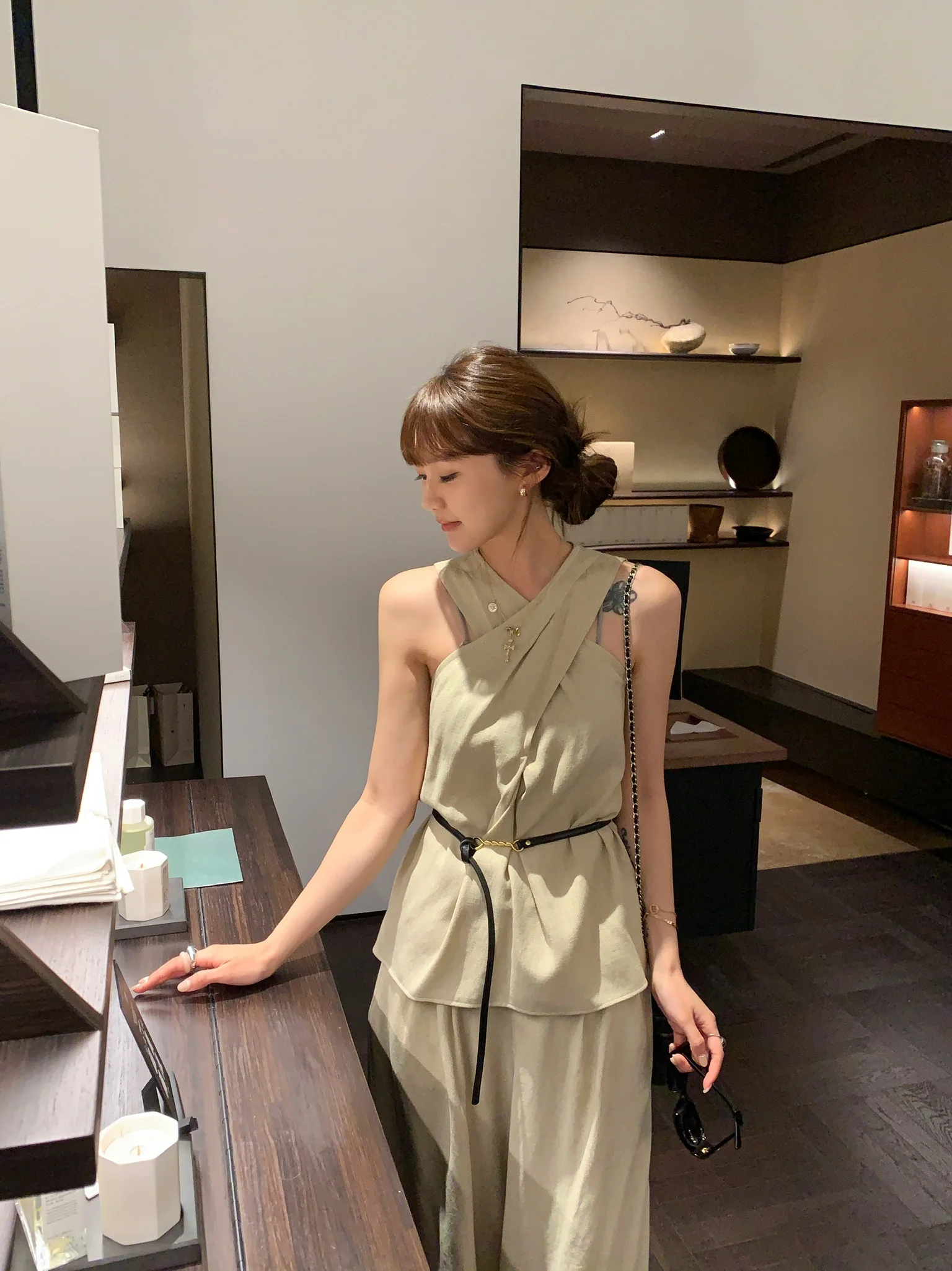 Cool Sleeveless Knot Shirt Wide Leg Set F2660991F2660992 Women's Fashion Autumn Winter Collection Brand New Style
Cool Sleeveless Knot Shirt Wide Leg Set F2660991F2660992 Women's Fashion Autumn Winter Collection Brand New Style
