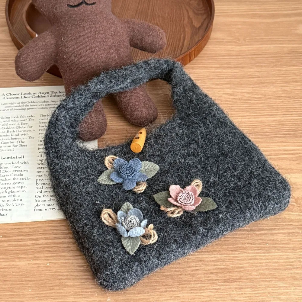 Cute Flower Knitted Handbag Horn Button Multicolor Wool Weave Bag Retro Large Capacity Knitted Wrist Bag Student
Cute Flower Knitted Handbag Horn Button Multicolor Wool Weave Bag Retro Large Capacity Knitted Wrist Bag Student