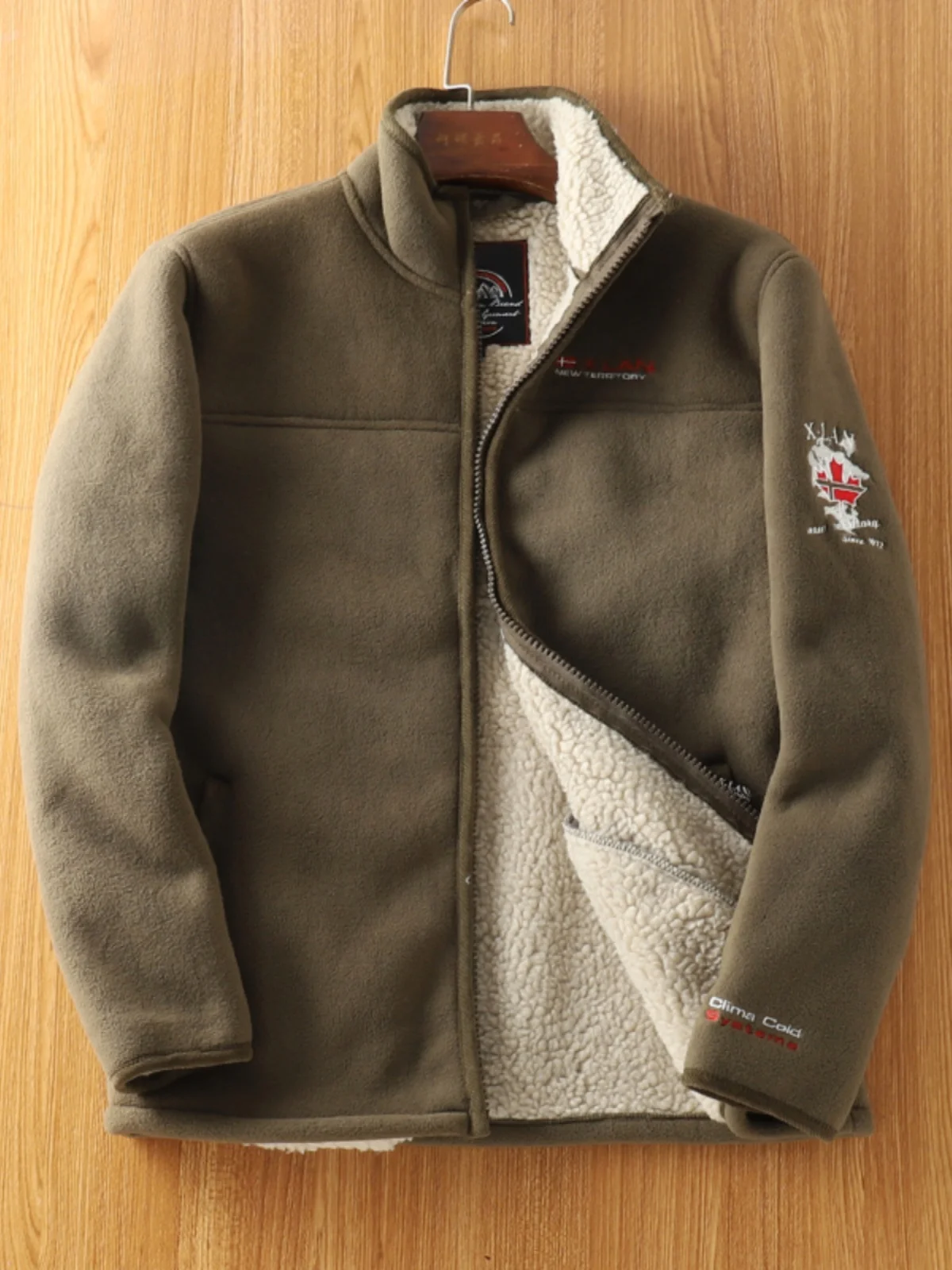 Thiened Lamb Velvet Jaet for Men Outdoor Warmth Resistant Large Size Zipper Closure Workwear Sle Faion Urban Youth
Thiened Lamb Velvet Jaet for Men Outdoor Warmth Resistant Large Size Zipper Closure Workwear Sle Faion Urban Youth