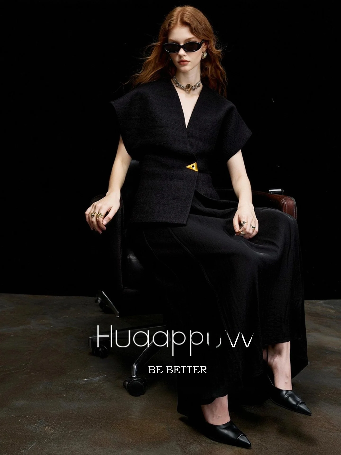 Huaappuw Black Textured Women's Vest Summer 2026 New Style Metal Buckle Design Sensation Top Short V-Neck Commute Fashion
Huaappuw Black Textured Women's Vest Summer 2026 New Style Metal Buckle Design Sensation Top Short V-Neck Commute Fashion