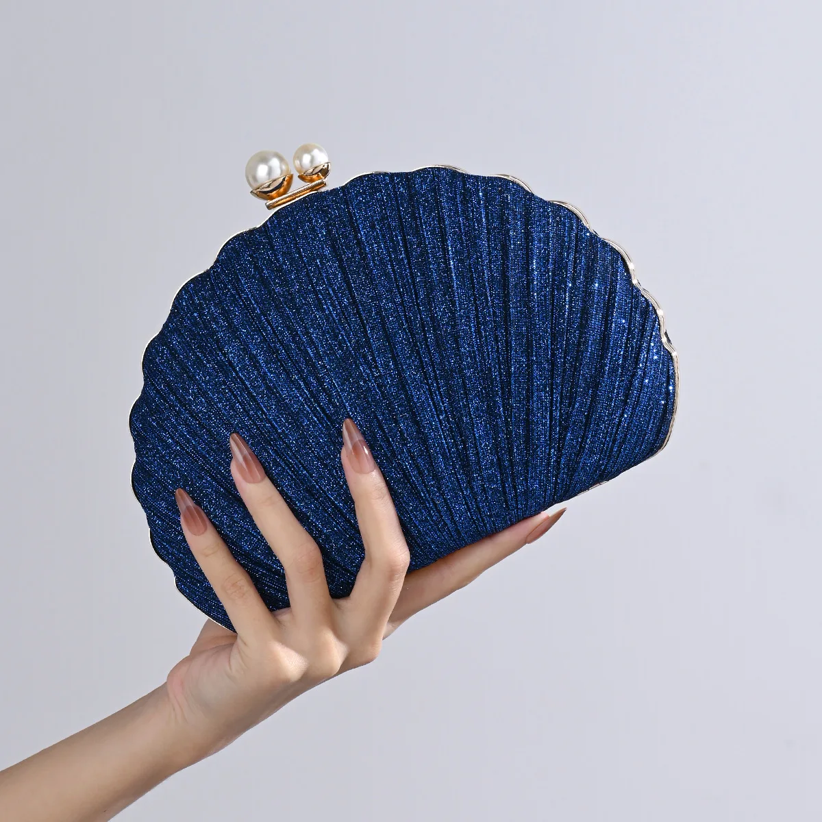 Новая легкая роскошная обеденная сумка, европейская и американская модная универсальная женская сумка с жемчугом, сумка для платья 
Новая легкая роскошная обеденная сумка, европейская и американская модная универсальная женская сумка с жемчугом, сумка для платья