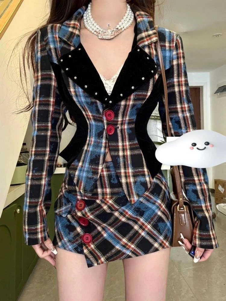 Осенний модный винтажный тонкий клетчатый комплект из 2 предметов High Street Хепберн, кардиган с v-образным вырезом и длинными рукавами, женская эстетичная юбка с запахом на бедрах
Осенний модный винтажный тонкий клетчатый комплект из 2 предметов High Street Хепберн, кардиган с v-образным вырезом и длинными рукавами, женская эстетичная юбка с запахом на бедрах