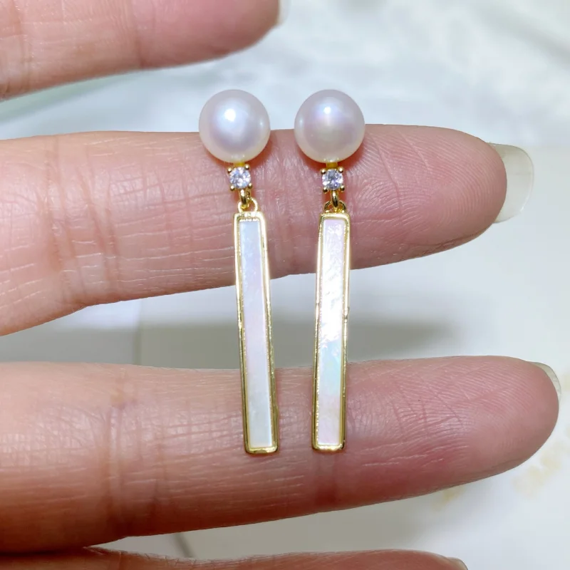 Vertical S925 needle earrings with natural freshwater pearls, small silver bars, and dazzling mother-of-pearl dynamic ear
Vertical S925 needle earrings with natural freshwater pearls, small silver bars, and dazzling mother-of-pearl dynamic ear