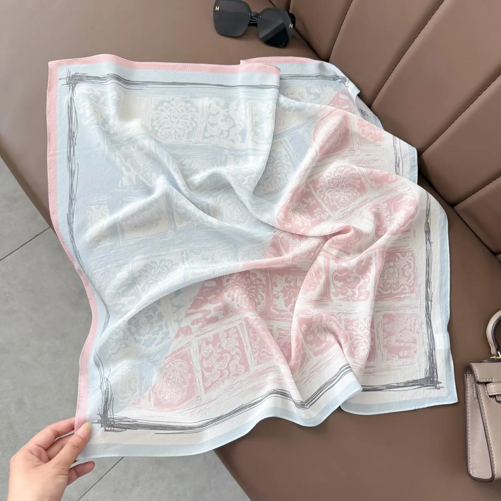 Pink Blue Floral Print 100% Mulberry Silk Scarf 53x53cm Square Neck Bandana for Women Elegant Neckerchief
Pink Blue Floral Print 100% Mulberry Silk Scarf 53x53cm Square Neck Bandana for Women Elegant Neckerchief
