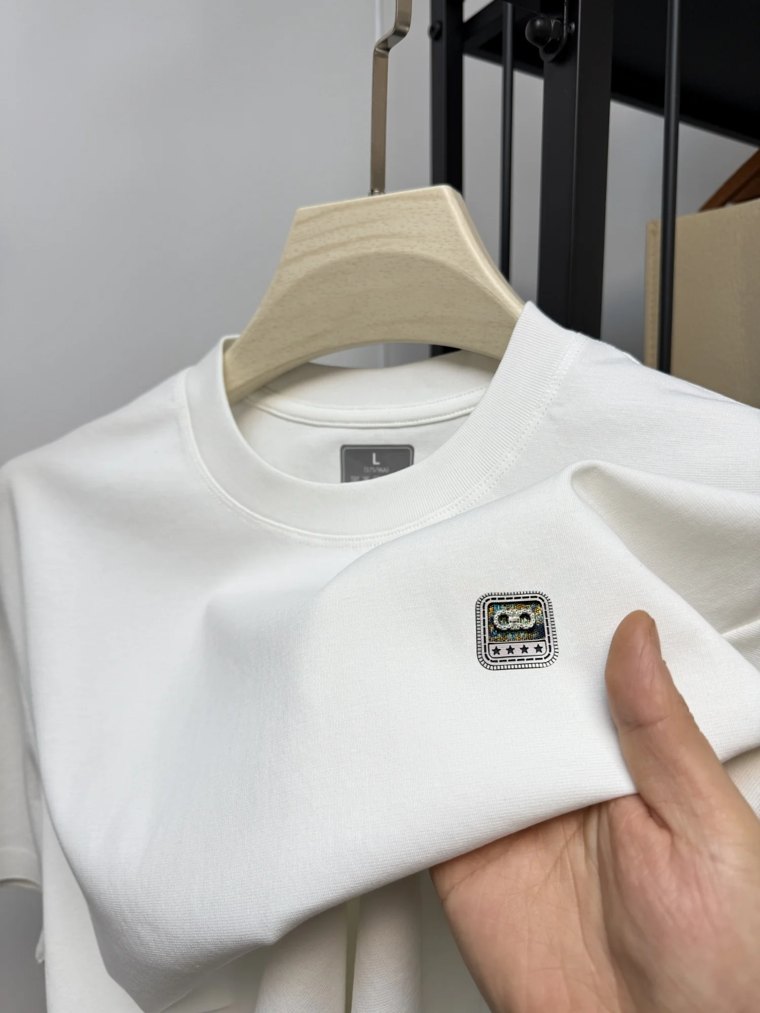 Summer new luxury custom relief design short sleeve fashionable men's silk cotton round neck T-shirt elastic breathable T-shirt
Summer new luxury custom relief design short sleeve fashionable men's silk cotton round neck T-shirt elastic breathable T-shirt