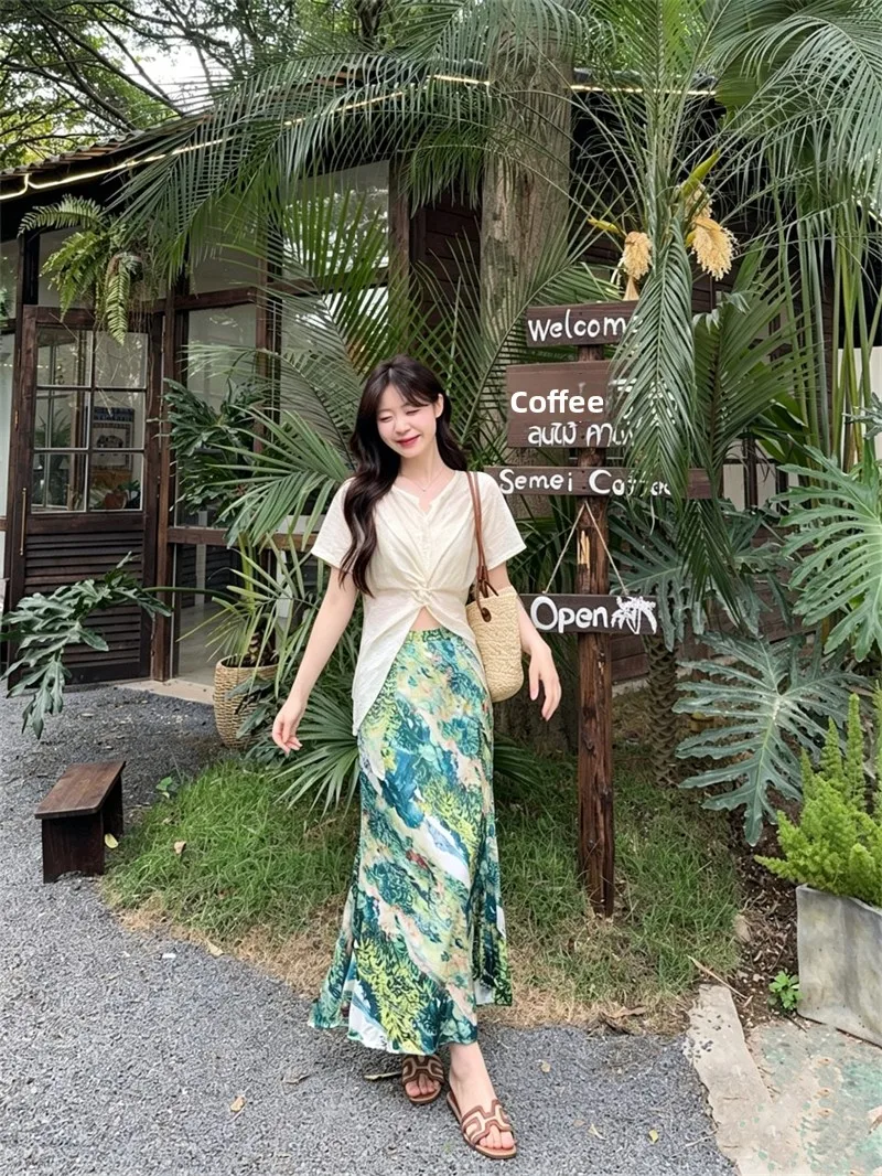 Korean Design Twist Shirt Thin Loose Top Oil Painting Fish Tail Skirt Bodycon Skirt Two Piece Set Women's Summer Fashion
Korean Design Twist Shirt Thin Loose Top Oil Painting Fish Tail Skirt Bodycon Skirt Two Piece Set Women's Summer Fashion