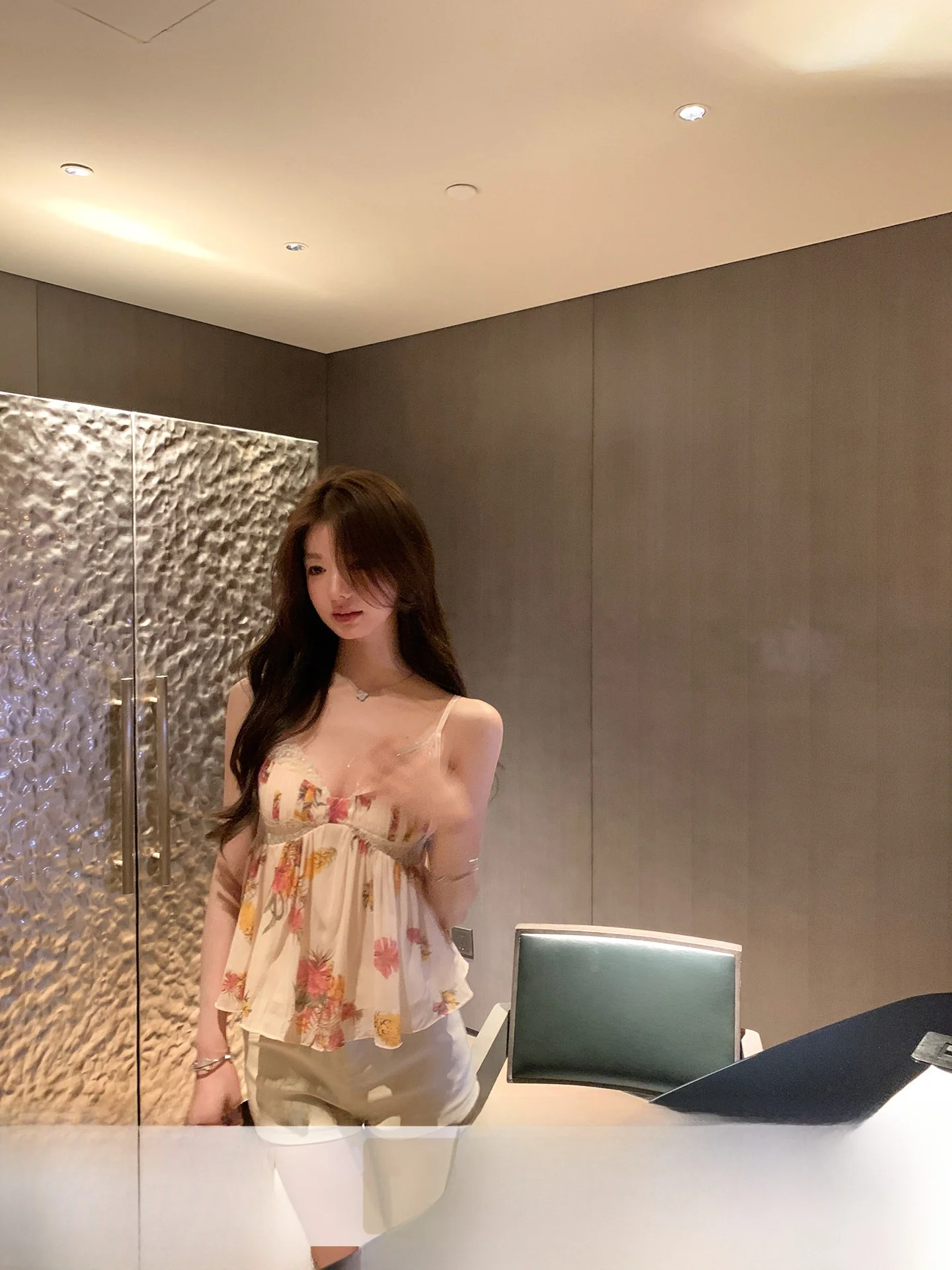 YOLI Zhang Yuli Casual V-neck Tank Top Women's Peach Color Versatile Slimming Spring Fashion Polyester Fiber Outerwear
YOLI Zhang Yuli Casual V-neck Tank Top Women's Peach Color Versatile Slimming Spring Fashion Polyester Fiber Outerwear
