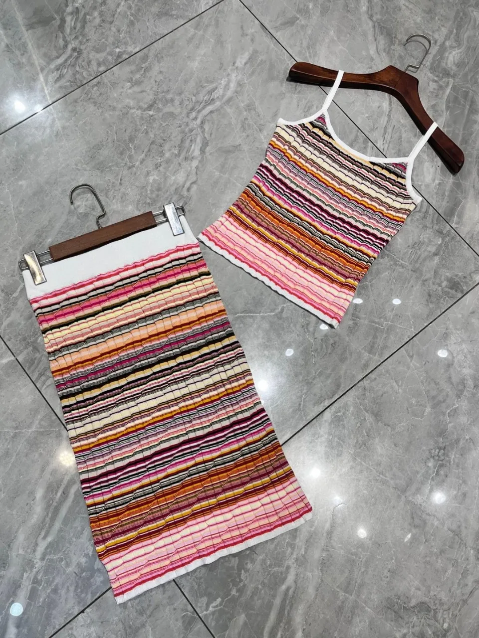 2025 New Female Multicolor Striped Set Strapless Camisole Tops + Elastic Waist Straight Knee-Length Skirt Vintage Knitted Suit
2025 New Female Multicolor Striped Set Strapless Camisole Tops + Elastic Waist Straight Knee-Length Skirt Vintage Knitted Suit