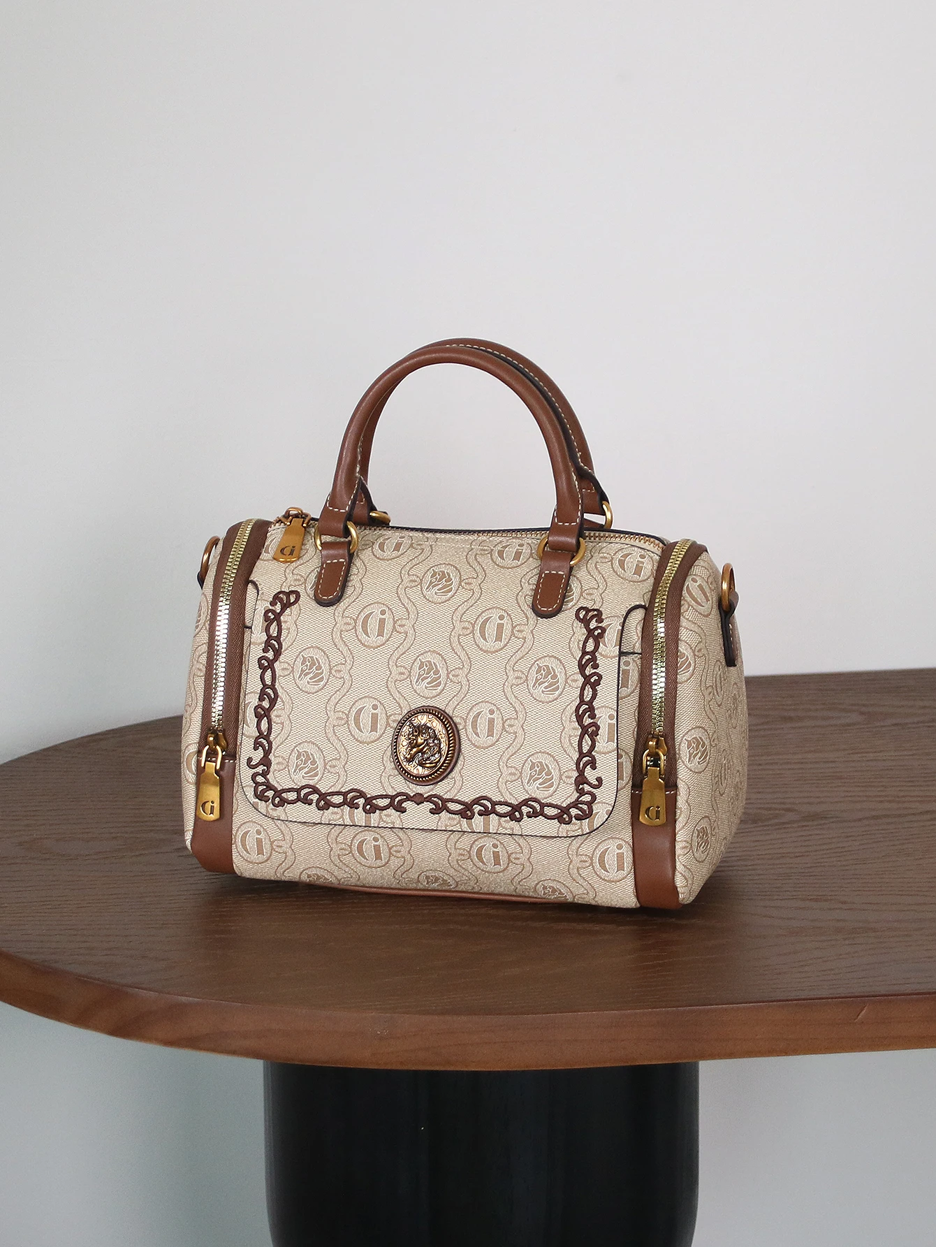 High-grade Boston handbag summer new Joker pillow bag slung over one shoulder ladies bag multi-layered retro printing color matc
High-grade Boston handbag summer new Joker pillow bag slung over one shoulder ladies bag multi-layered retro printing color matc