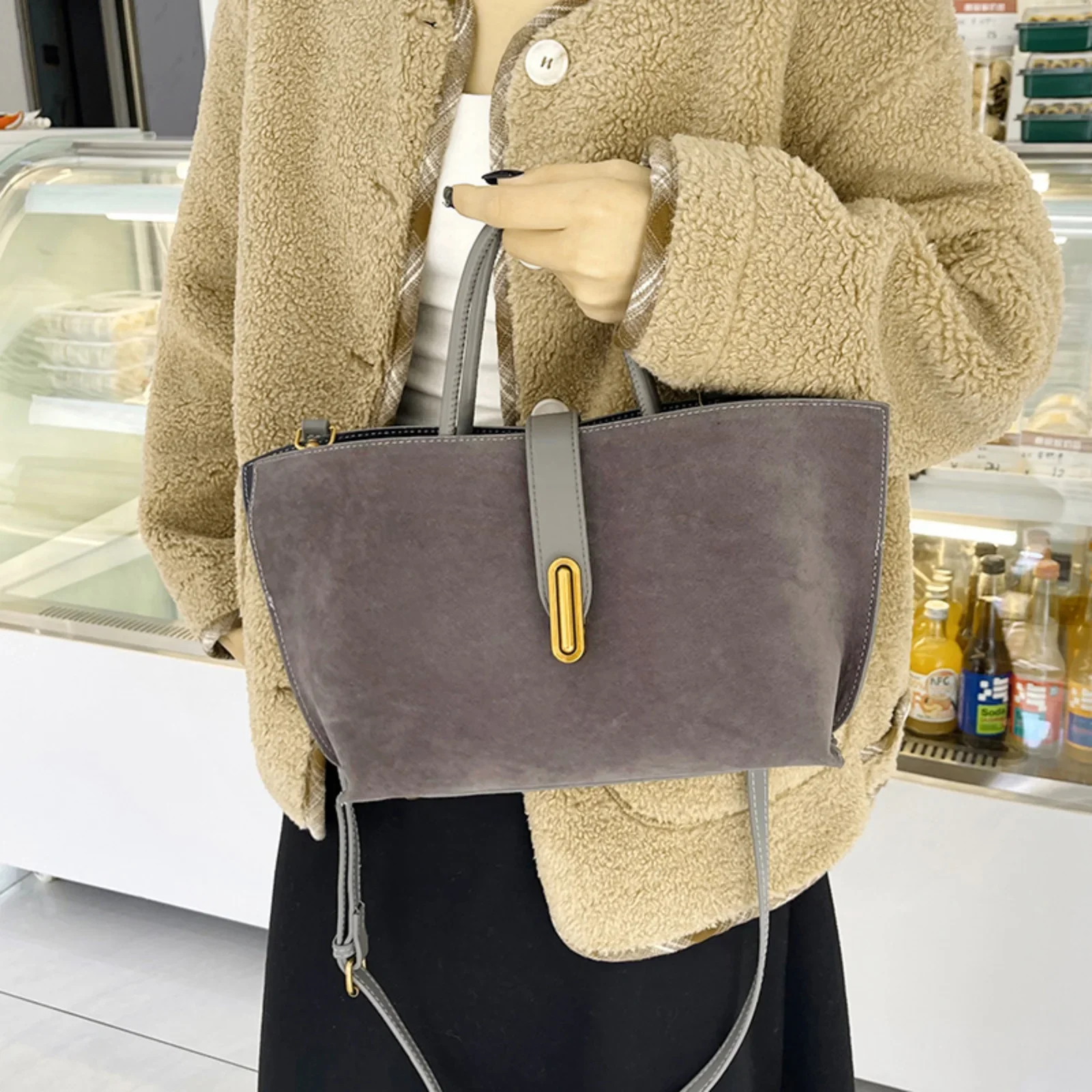 Осенне-зимние сумки-кроссбоди из искусственной замши, вместительные, модные, винтажные, универсальные, на плечо, для покупок, тоут, сумка-тоут
Осенне-зимние сумки-кроссбоди из искусственной замши, вместительные, модные, винтажные, универсальные, на плечо, для покупок, тоут, сумка-тоут