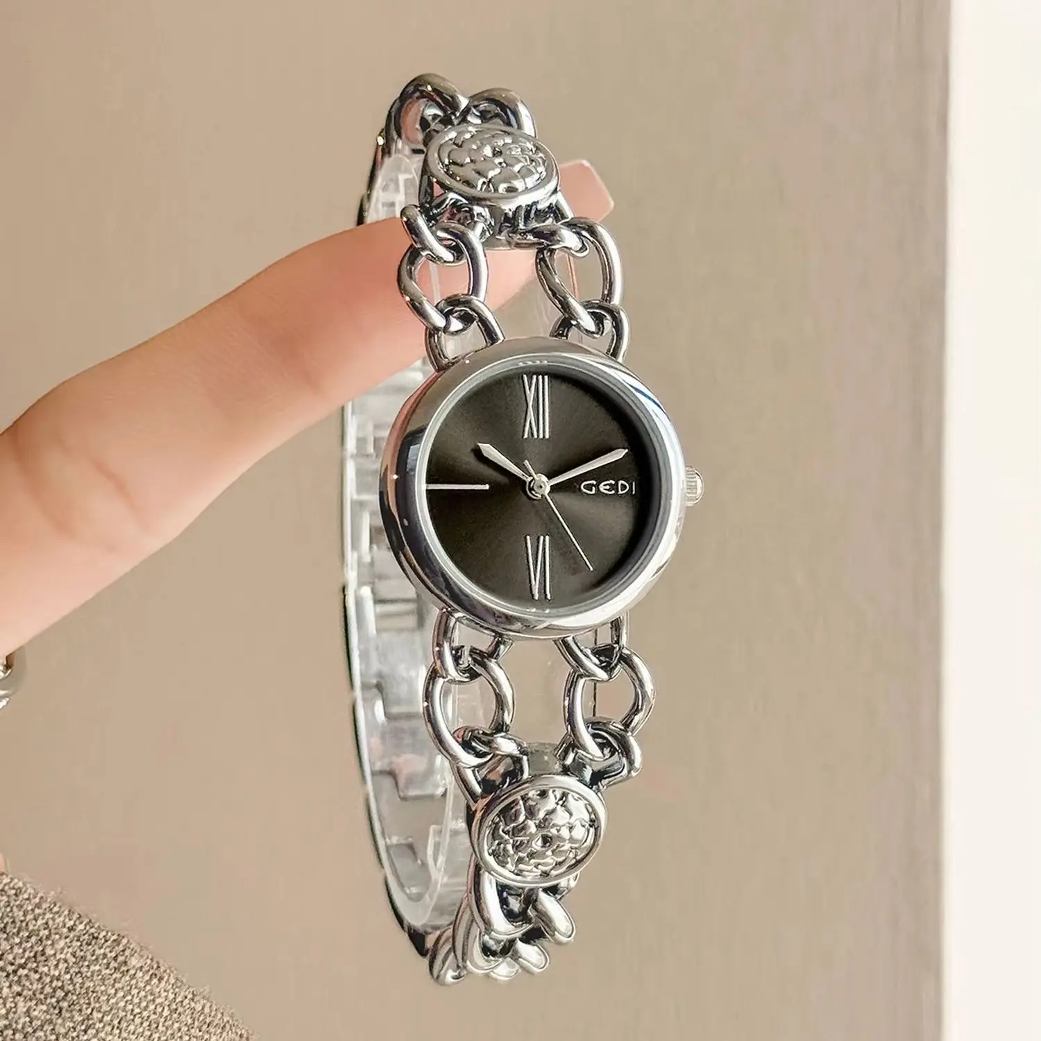 New Vintage Chain-Style Women's Bracelet Quartz Watch,Sophisticated, Niche, and Elegant Timepiece Women's Watches for Dresses
New Vintage Chain-Style Women's Bracelet Quartz Watch,Sophisticated, Niche, and Elegant Timepiece Women's Watches for Dresses